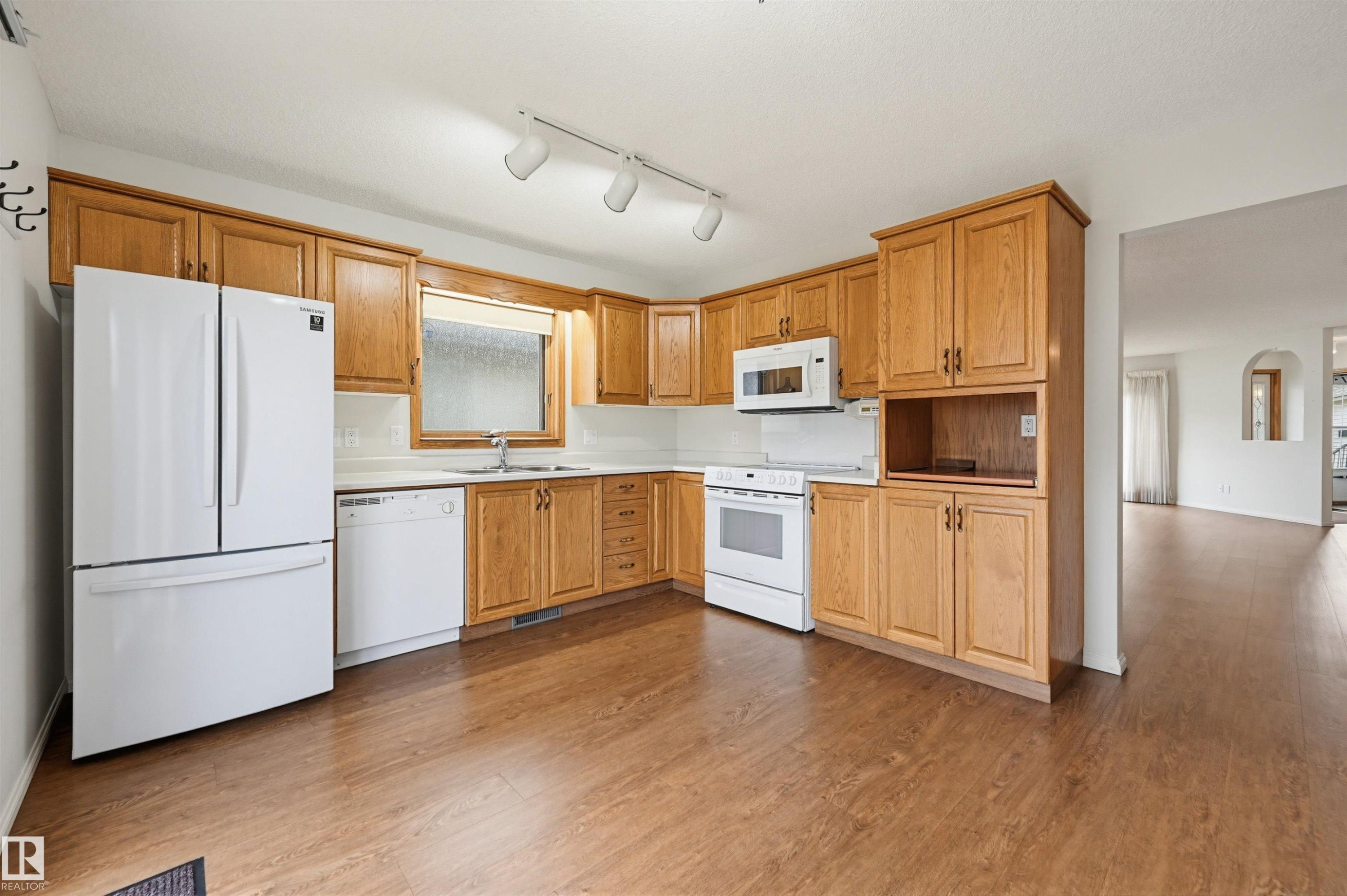 604 Revell Wynd, Edmonton, AB - Indoor Photo Showing Kitchen