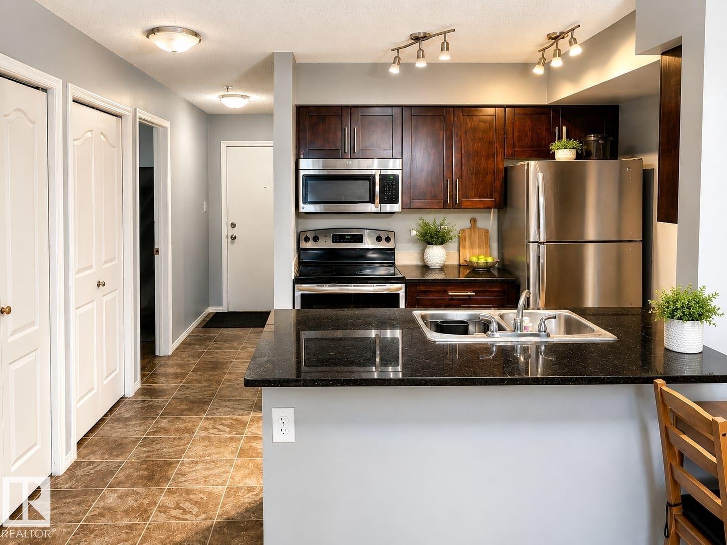 #122 270 Mcconachie Dr Nw, Edmonton, AB - Indoor Photo Showing Kitchen With Double Sink With Upgraded Kitchen