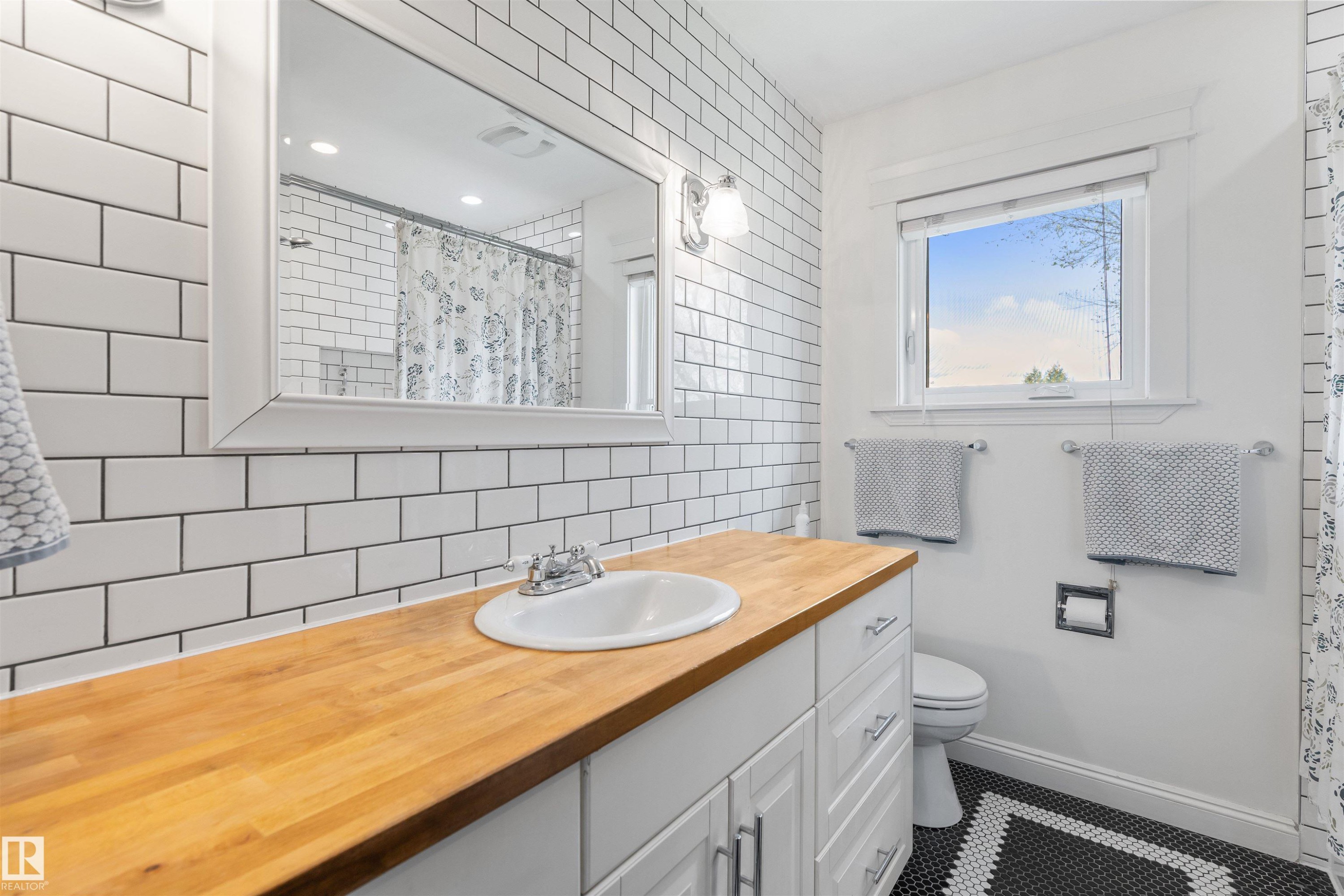4711 Whitemud Road, Edmonton, AB - Indoor Photo Showing Bathroom