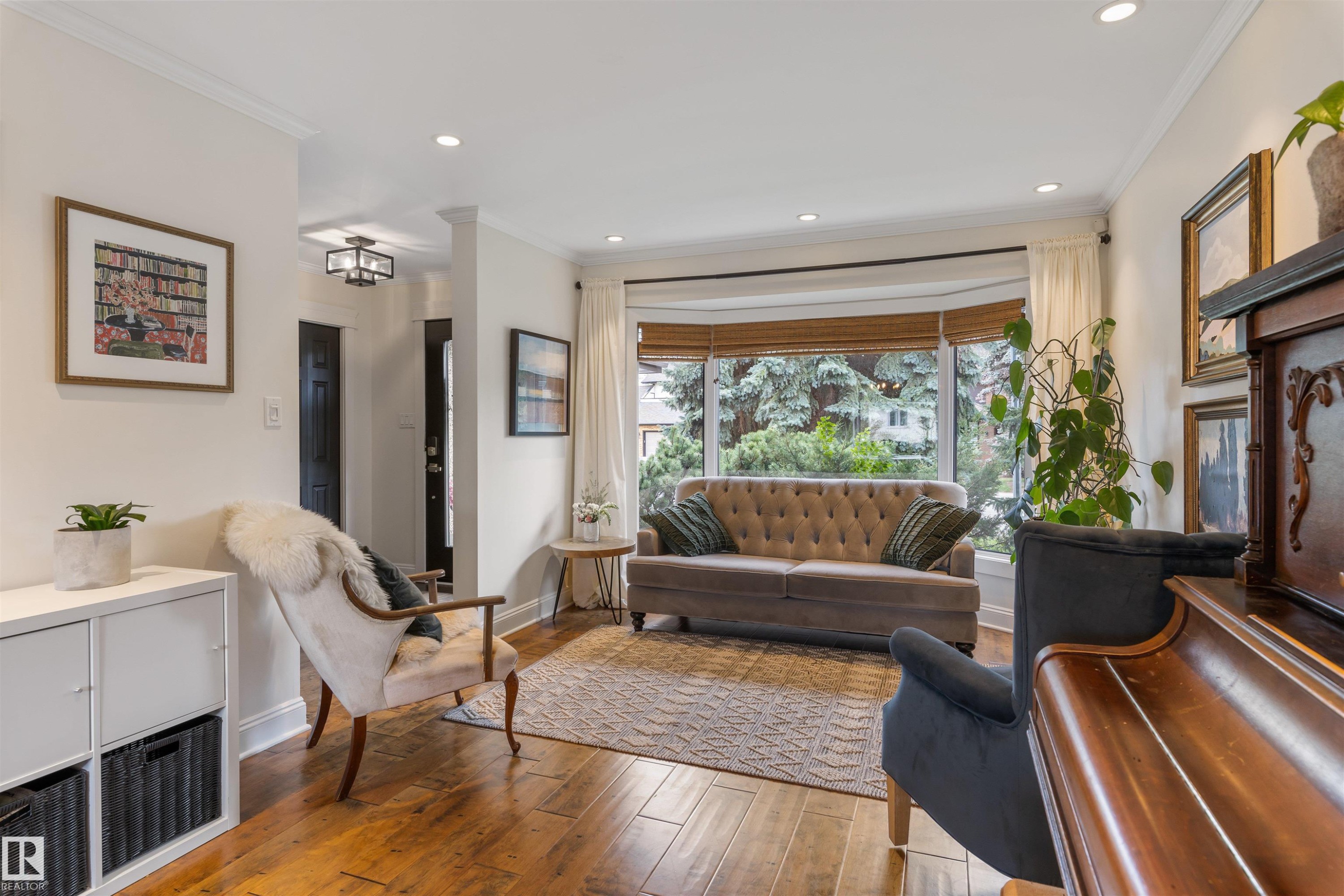 4711 Whitemud Road, Edmonton, AB - Indoor Photo Showing Living Room