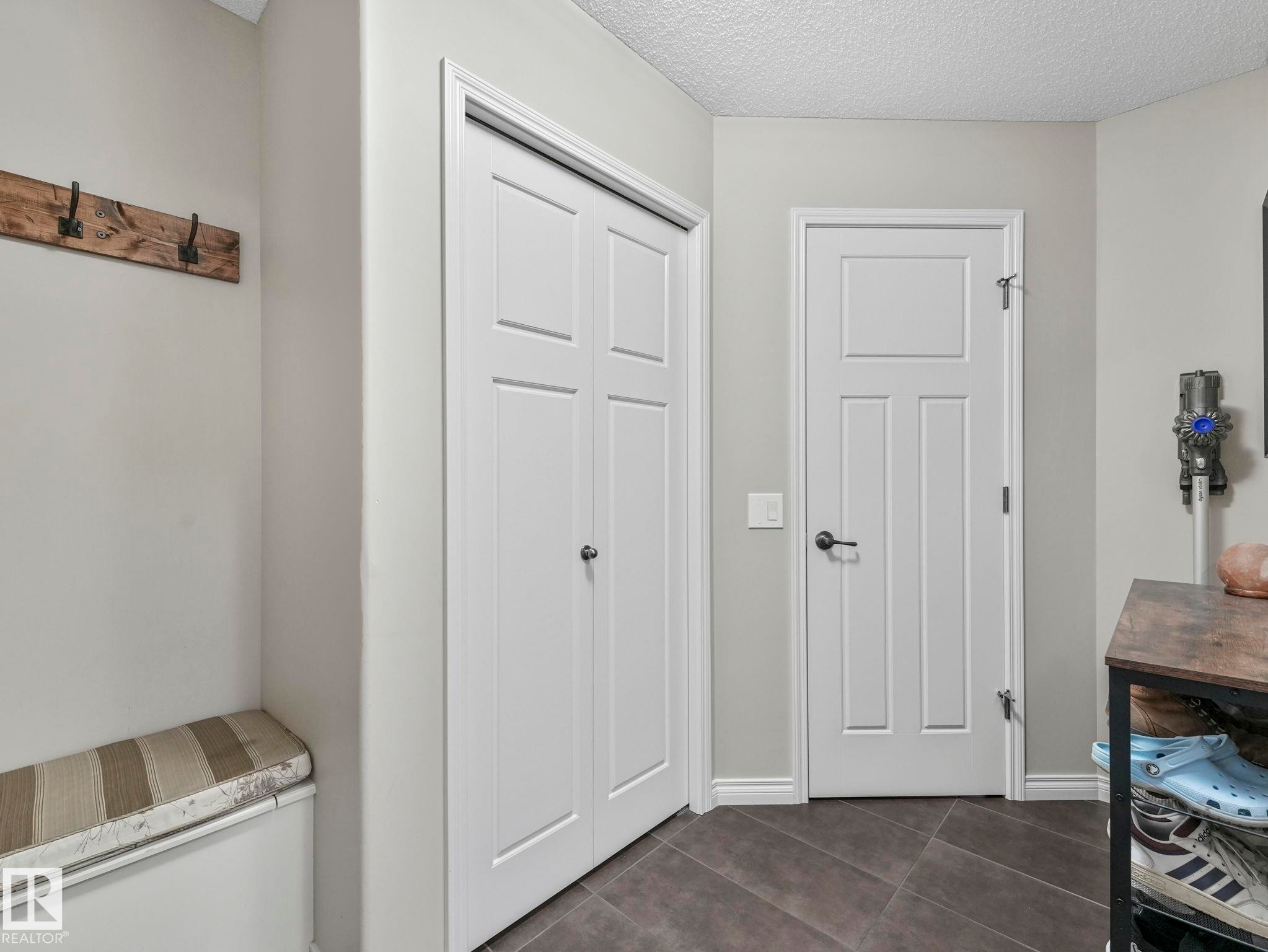 20853 92A Avenue Nw, Edmonton, AB - Indoor