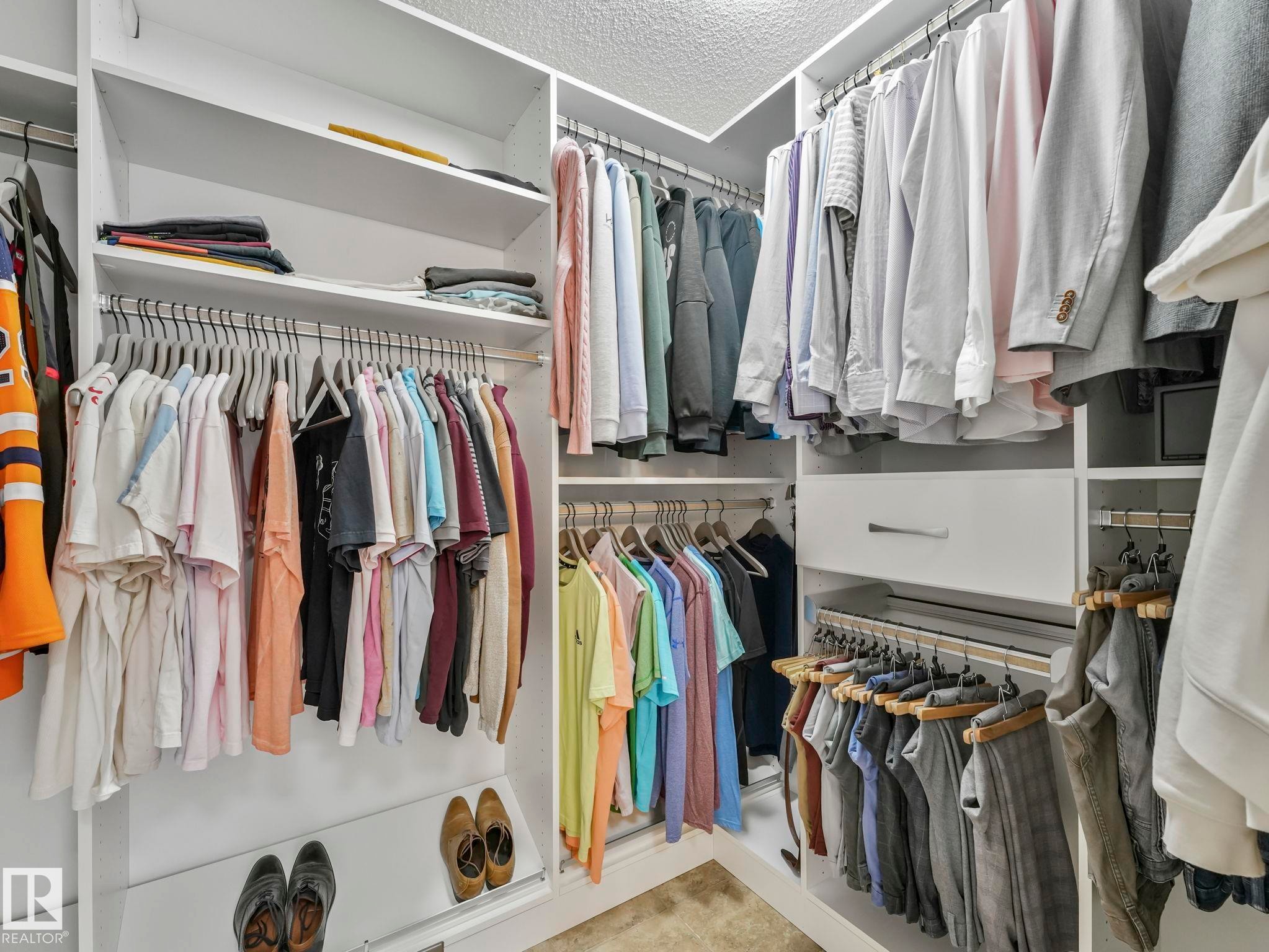 20853 92A Avenue Nw, Edmonton, AB - Indoor With Storage