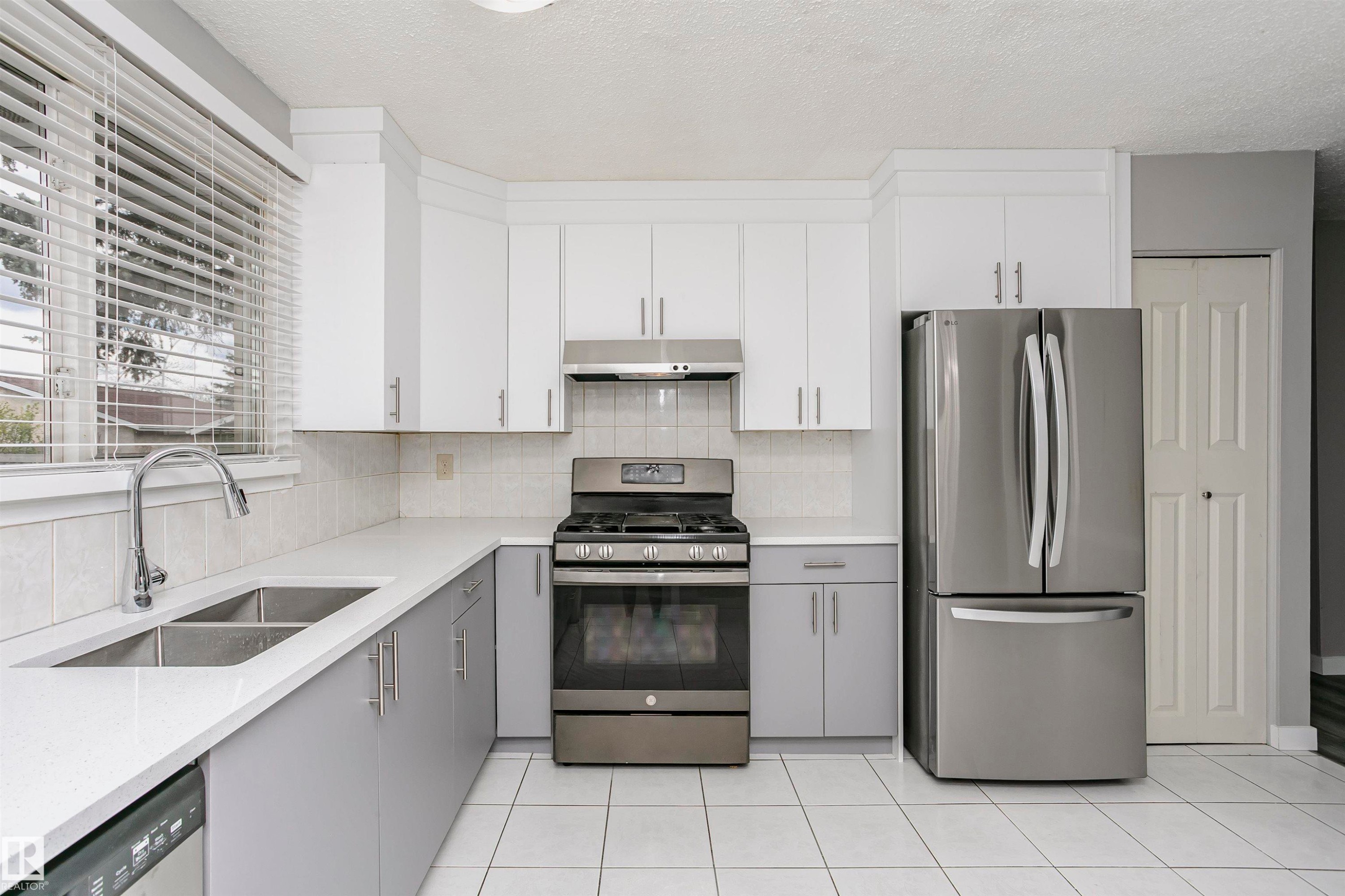 Spacious country kitchen with large dinette area & st/steel appliances. - 11436 161 Avenue, Edmonton, AB - Indoor Photo Showing Kitchen With Double Sink
