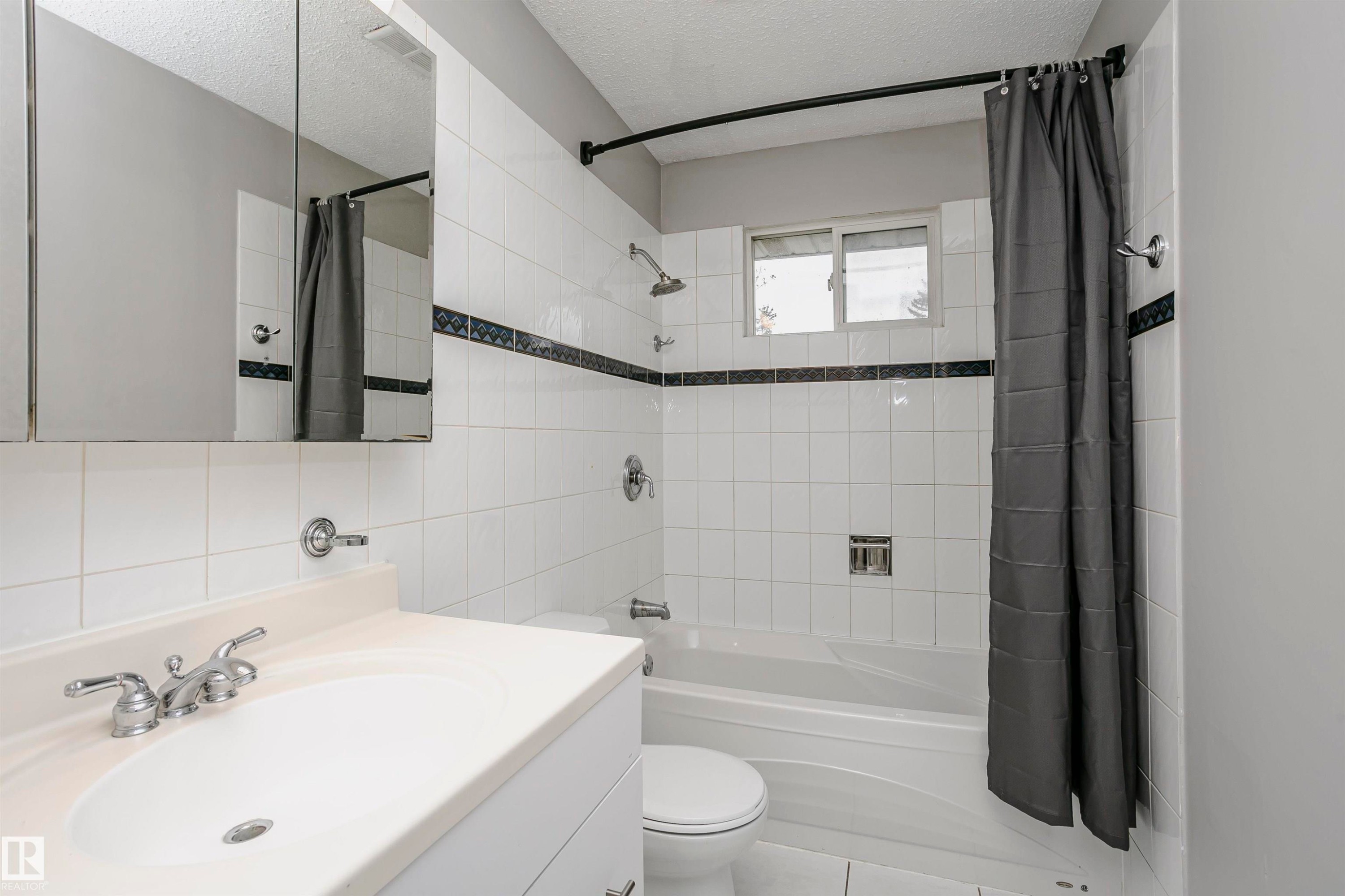 Main floor 4 pc bathroom with window. - 11436 161 Avenue, Edmonton, AB - Indoor Photo Showing Bathroom