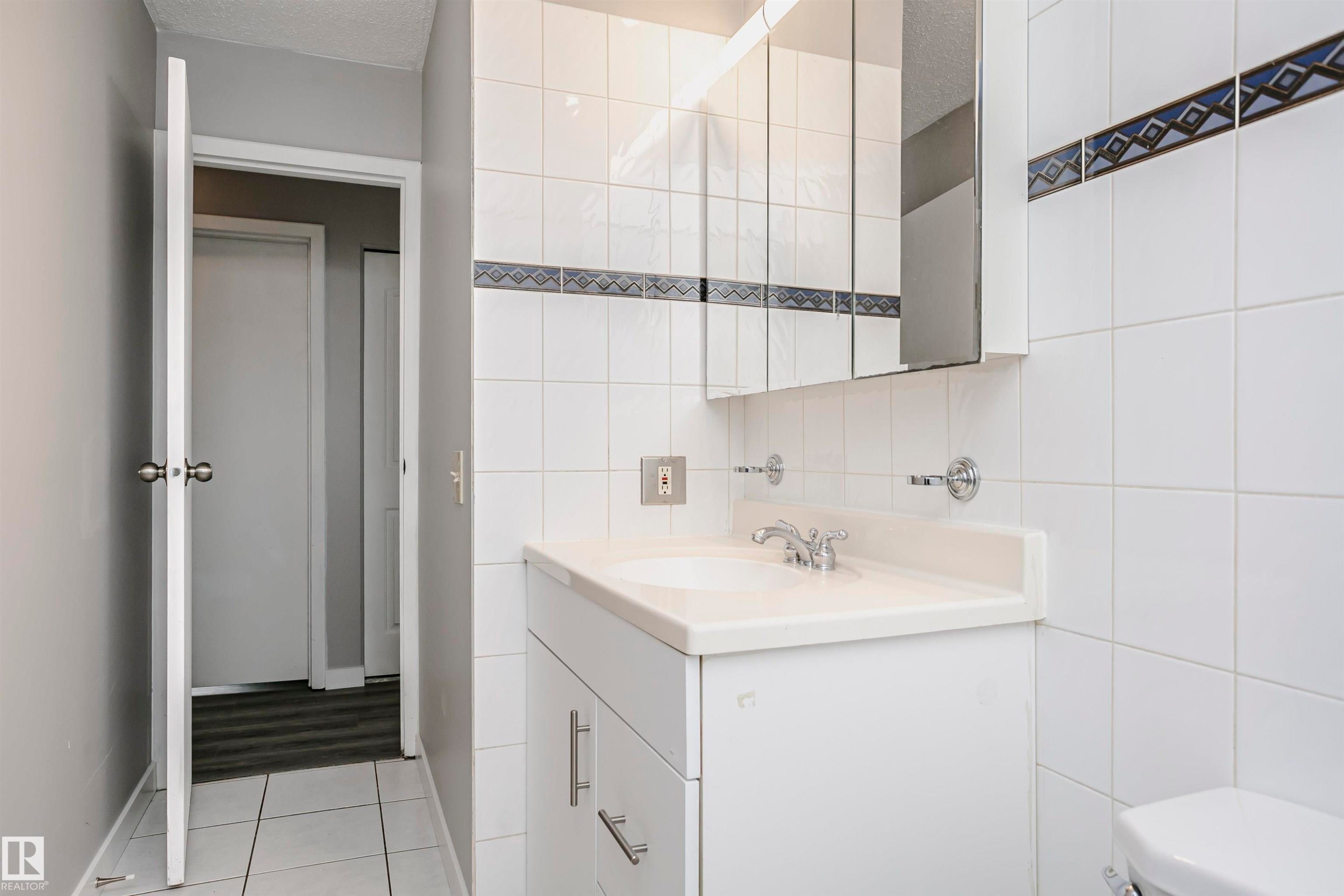 Main floor 4 pc bathroom with window. - 11436 161 Avenue, Edmonton, AB - Indoor Photo Showing Bathroom