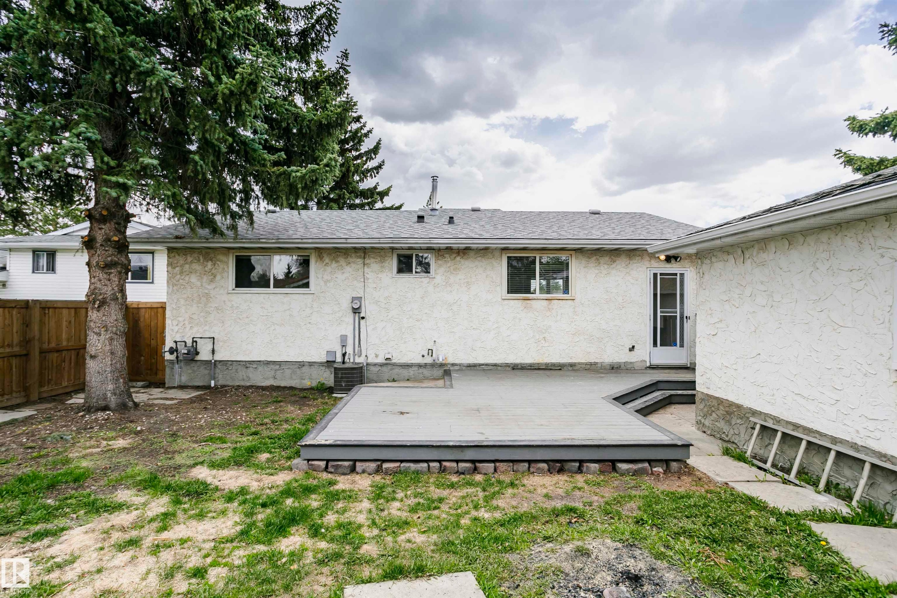 Large deck and private yard with brand new fence at rear. - 11436 161 Avenue, Edmonton, AB - Outdoor