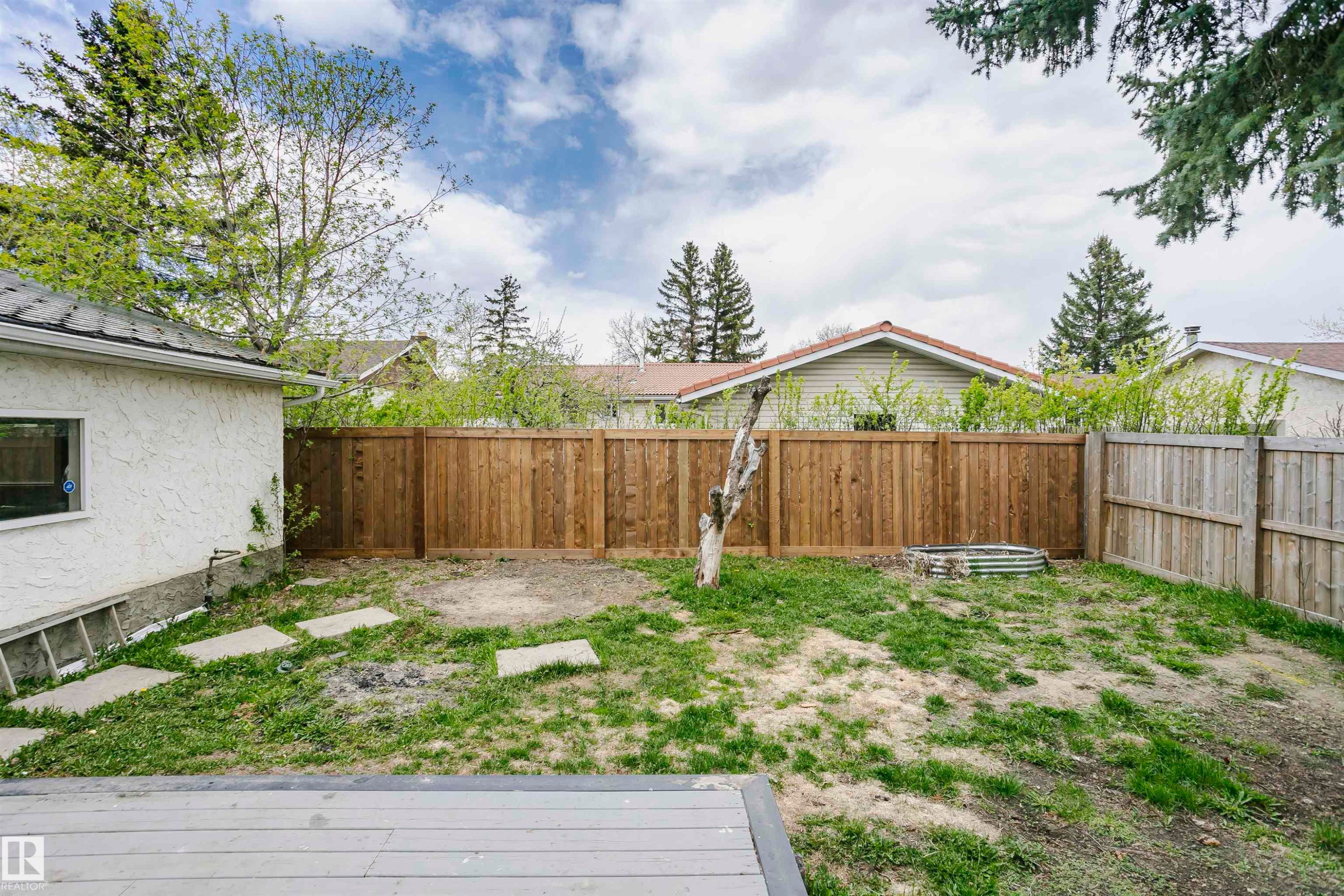 Large private yard with brand new fence at rear. - 11436 161 Avenue, Edmonton, AB - Outdoor