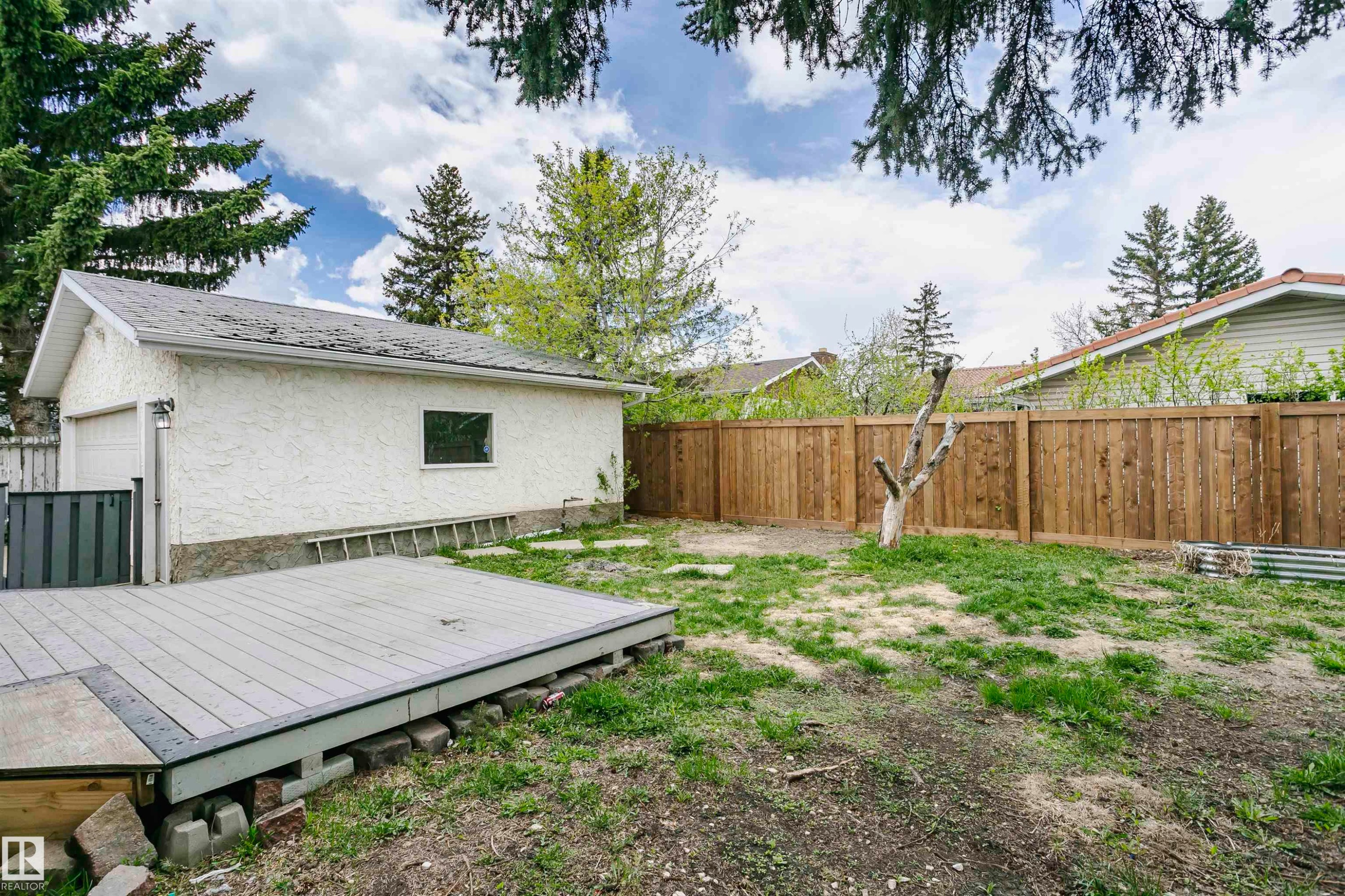 Large deck and private yard with brand new fence at rear. - 11436 161 Avenue, Edmonton, AB - Outdoor