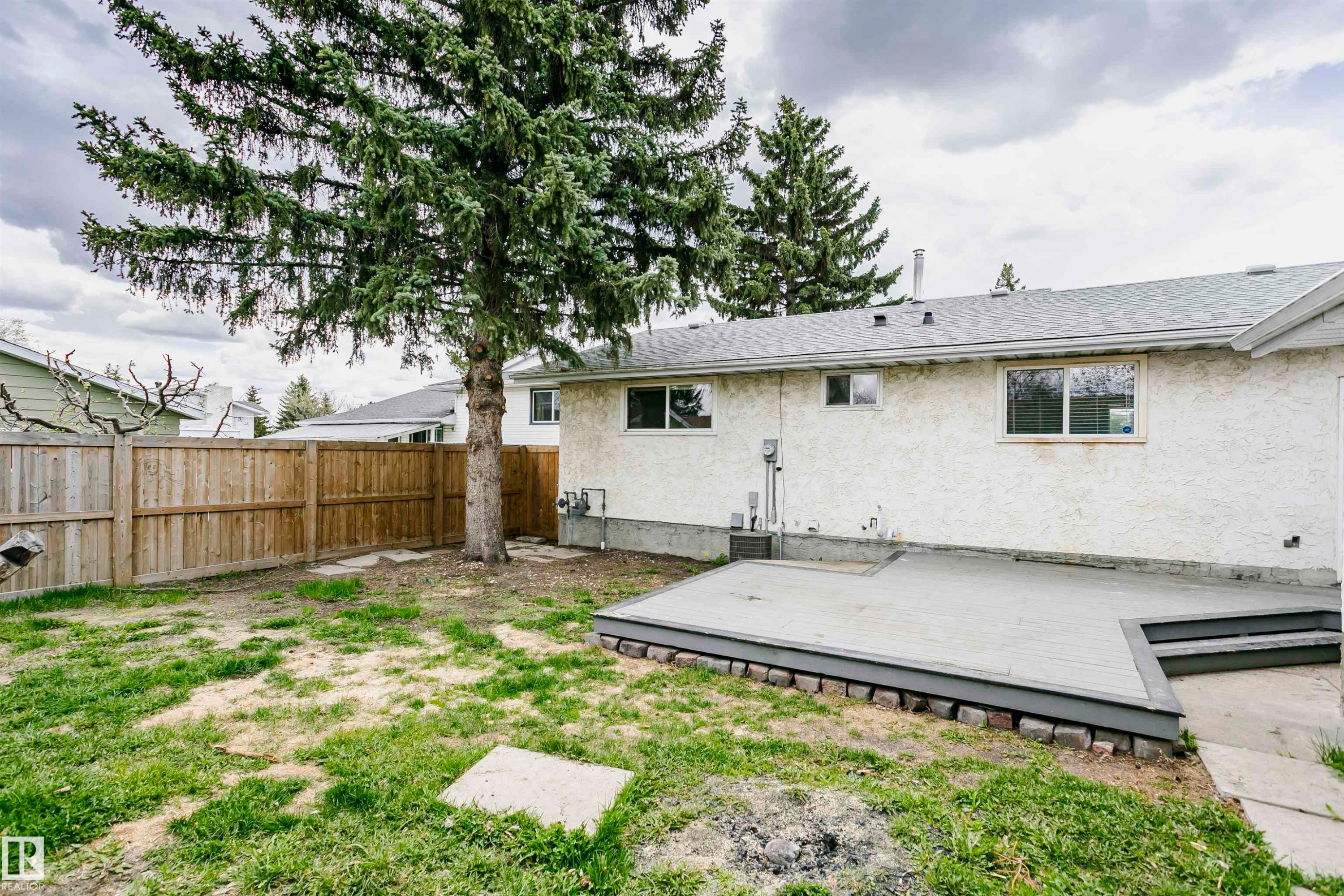 Large deck and private yard with brand new fence at rear. - 11436 161 Avenue, Edmonton, AB - Outdoor