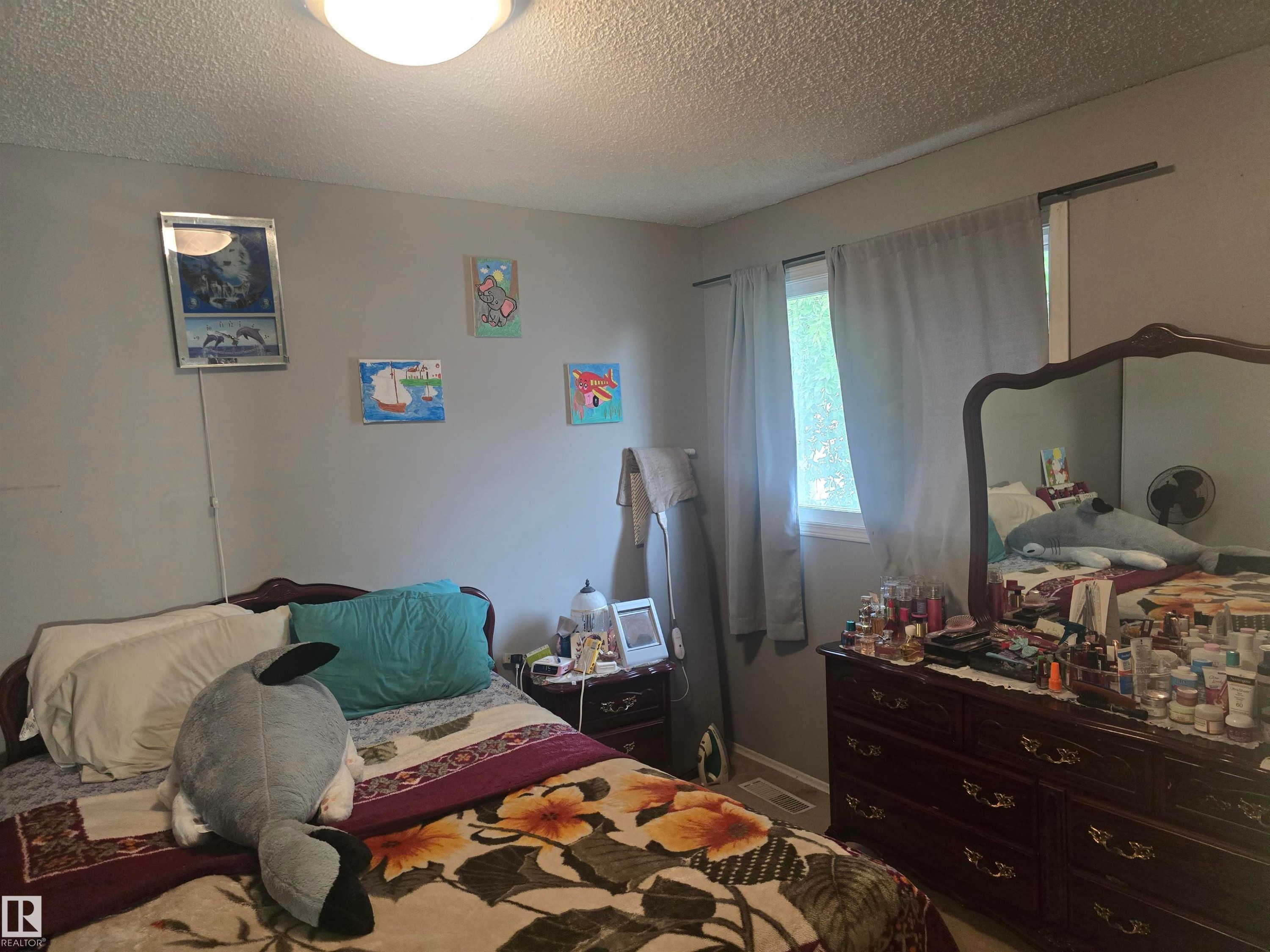 Room featuring light gray painted walls and a textured ceiling - 2554 79 Street, Edmonton, AB