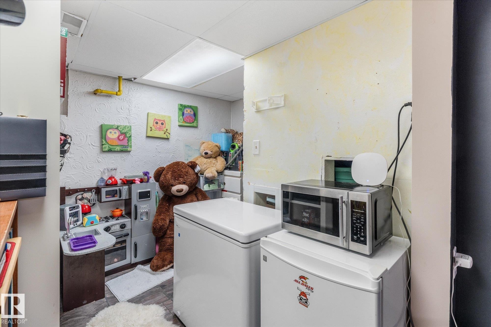 Image quality insufficient for description - 4759 48 Street, Onoway, AB - Indoor