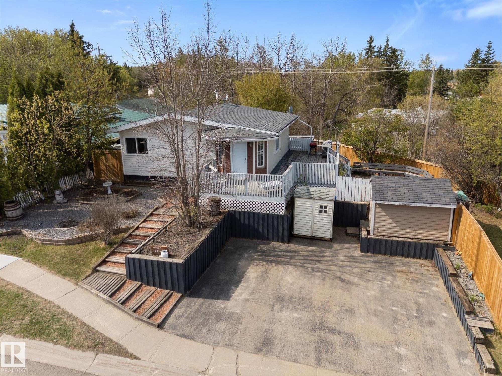 Spacious paved driveway with retaining walls - 4759 48 Street, Onoway, AB - Outdoor With Deck Patio Veranda