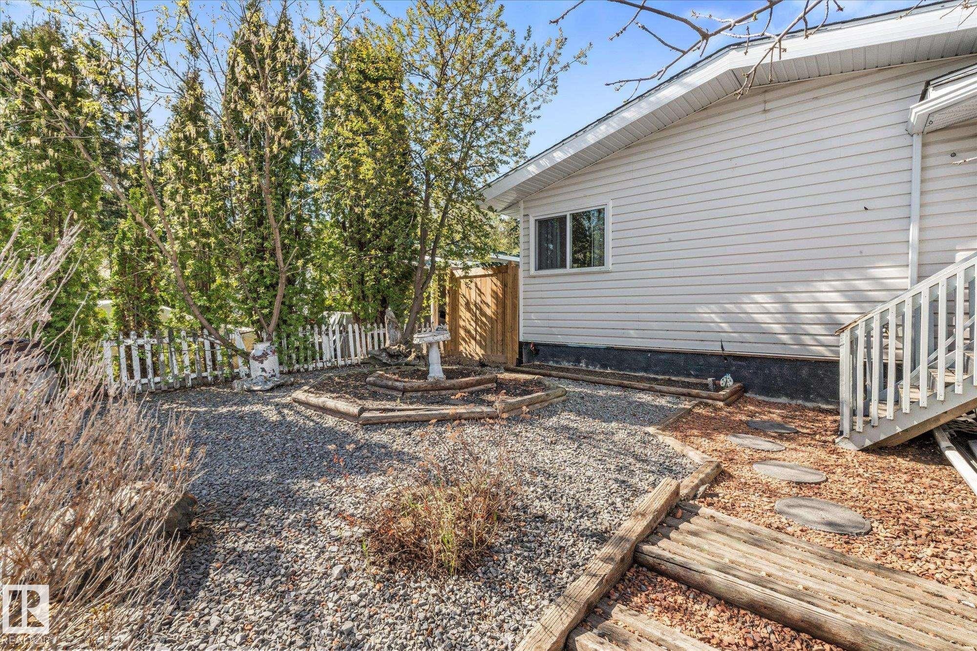 Exterior siding in a neutral tone with a white trim - 4759 48 Street, Onoway, AB - Outdoor