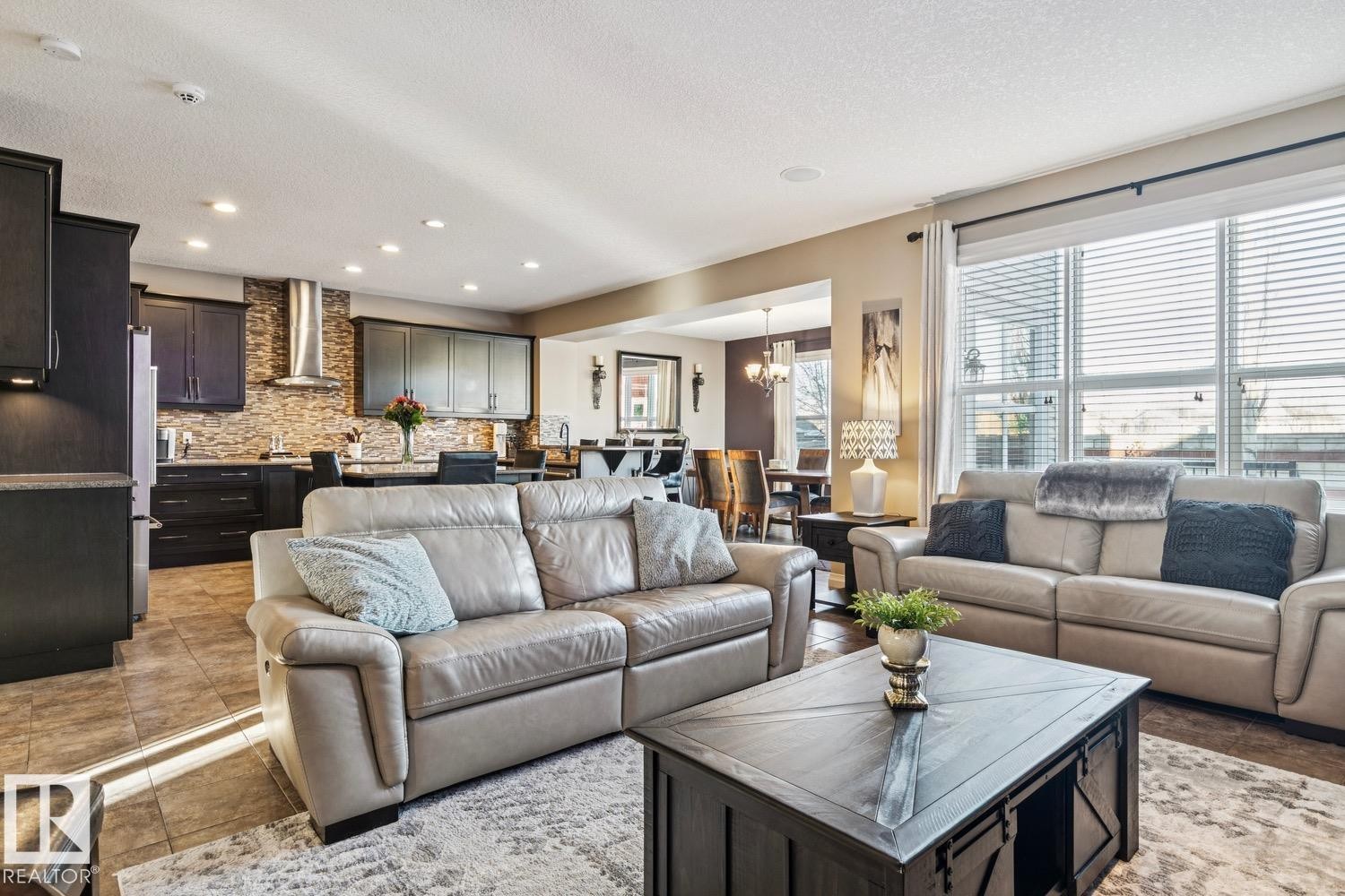 3673 Atkinson Loop, Edmonton, AB - Indoor Photo Showing Living Room