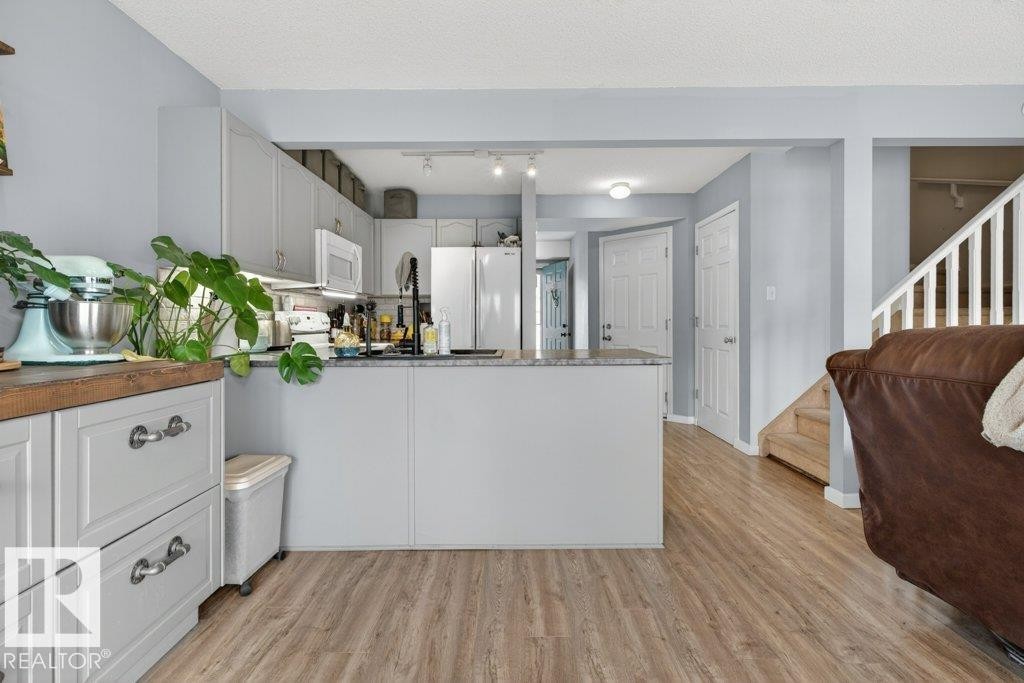 13956 137 Street, Edmonton, AB - Indoor Photo Showing Kitchen