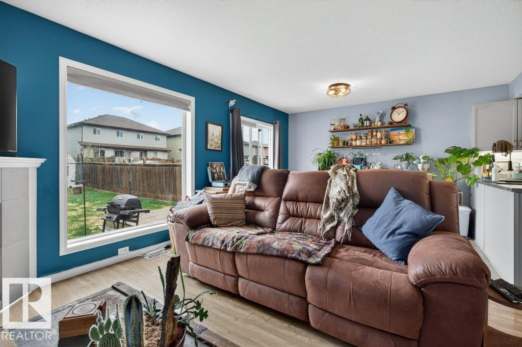13956 137 Street, Edmonton, AB - Indoor Photo Showing Living Room