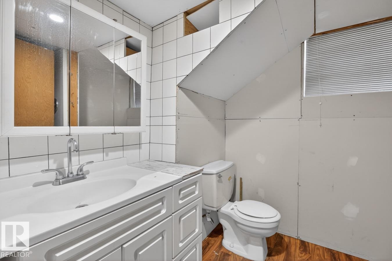 8326 81 Avenue Nw, Edmonton, AB - Indoor Photo Showing Bathroom