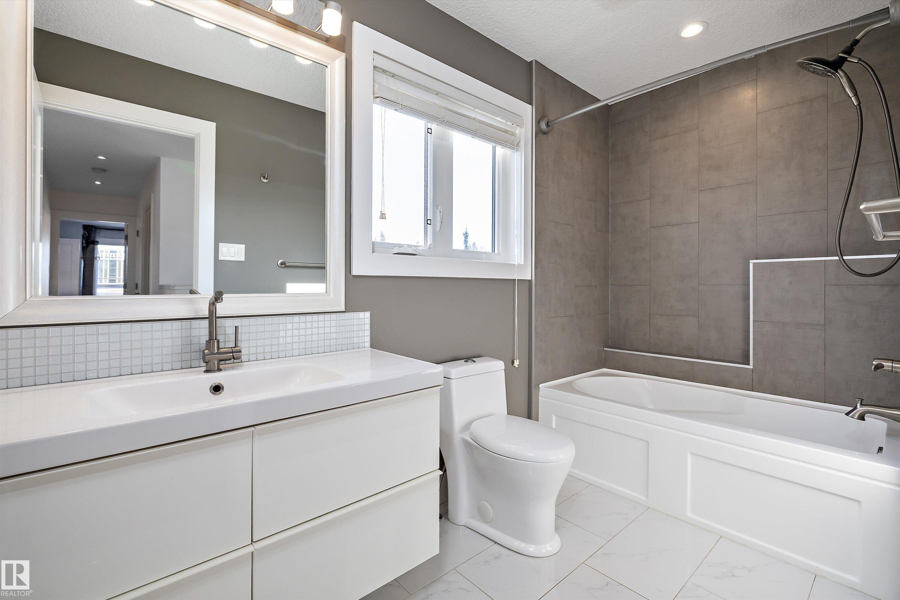 14026 101A Avenue, Edmonton, AB - Indoor Photo Showing Bathroom