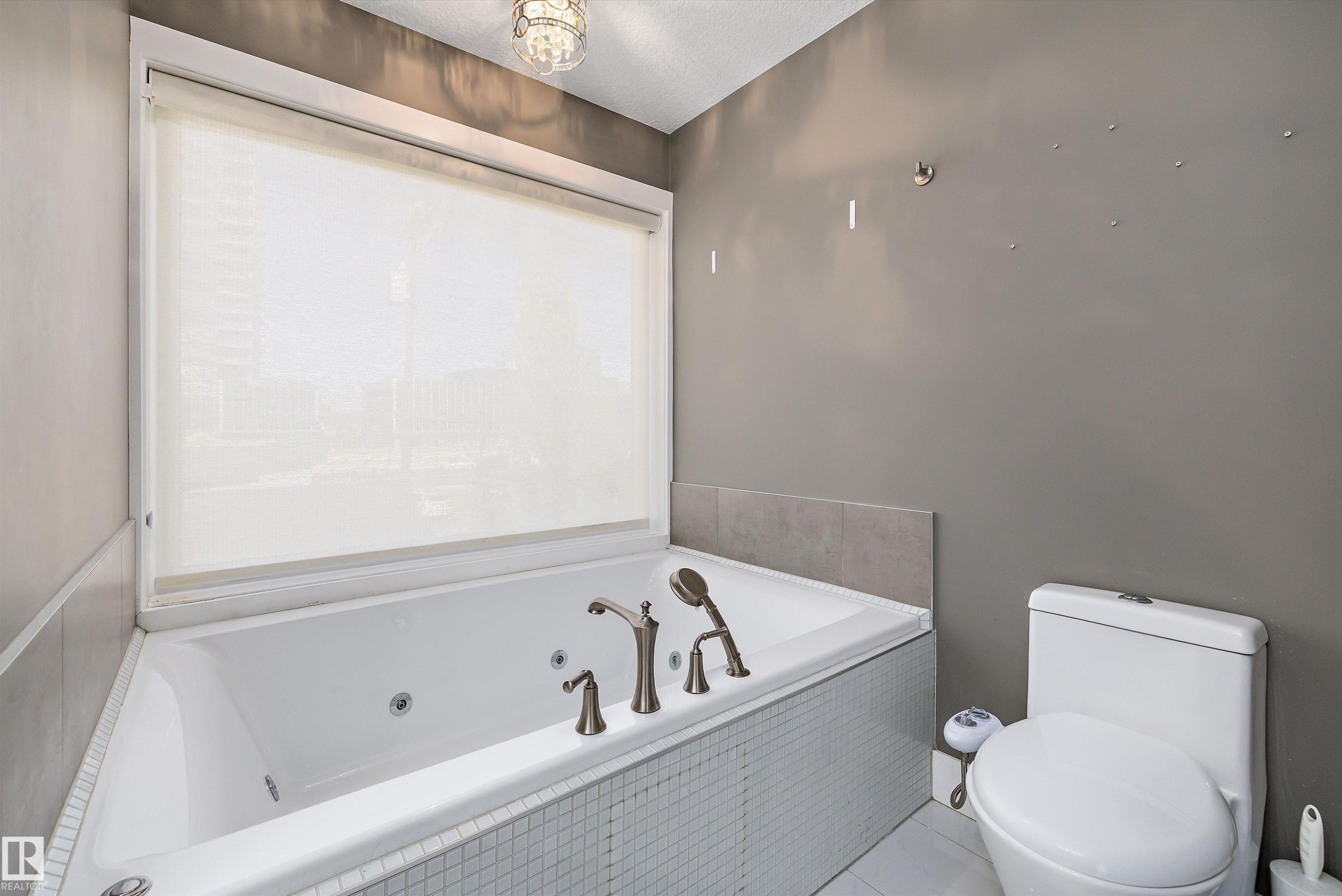 14026 101A Avenue, Edmonton, AB - Indoor Photo Showing Bathroom