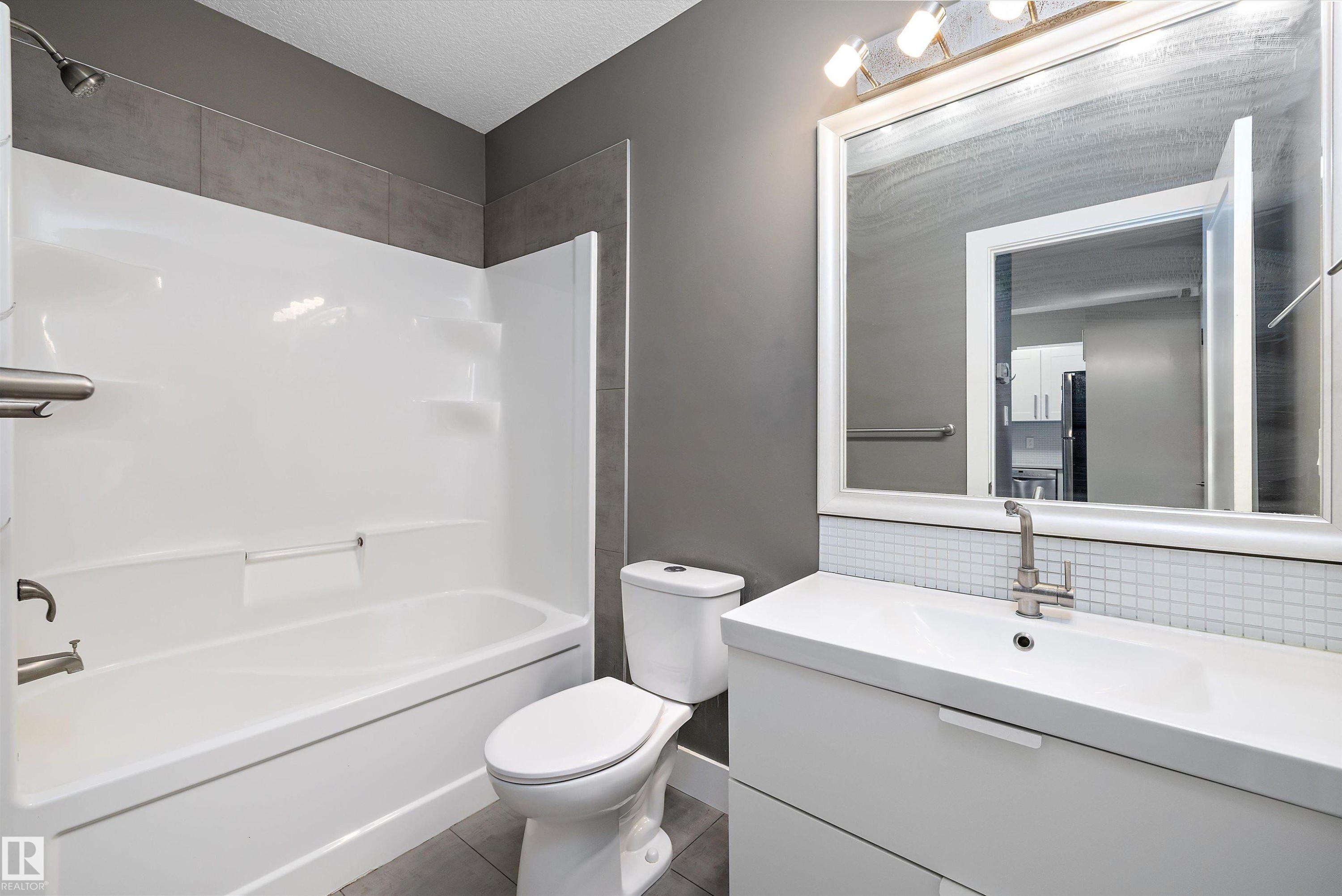 14026 101A Avenue, Edmonton, AB - Indoor Photo Showing Bathroom