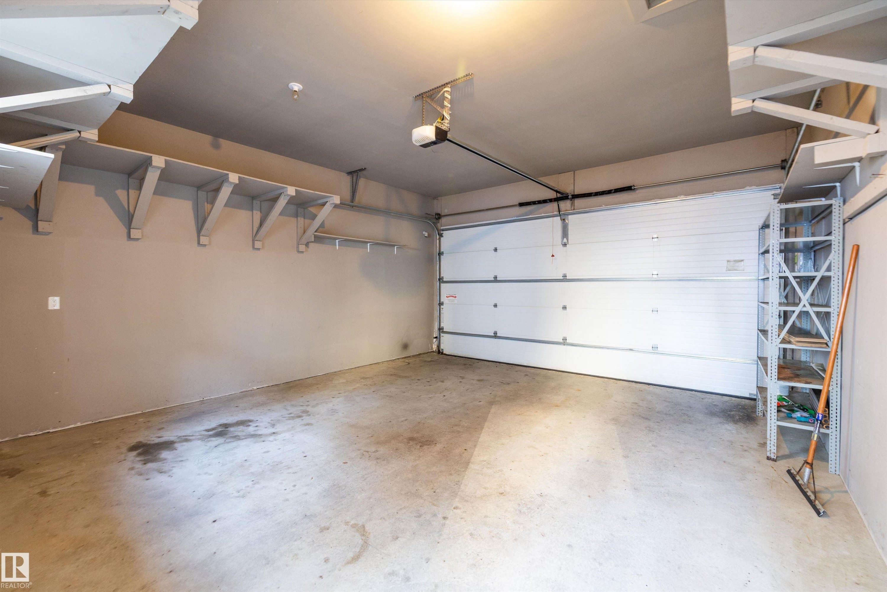 14026 101A Avenue, Edmonton, AB - Indoor Photo Showing Garage