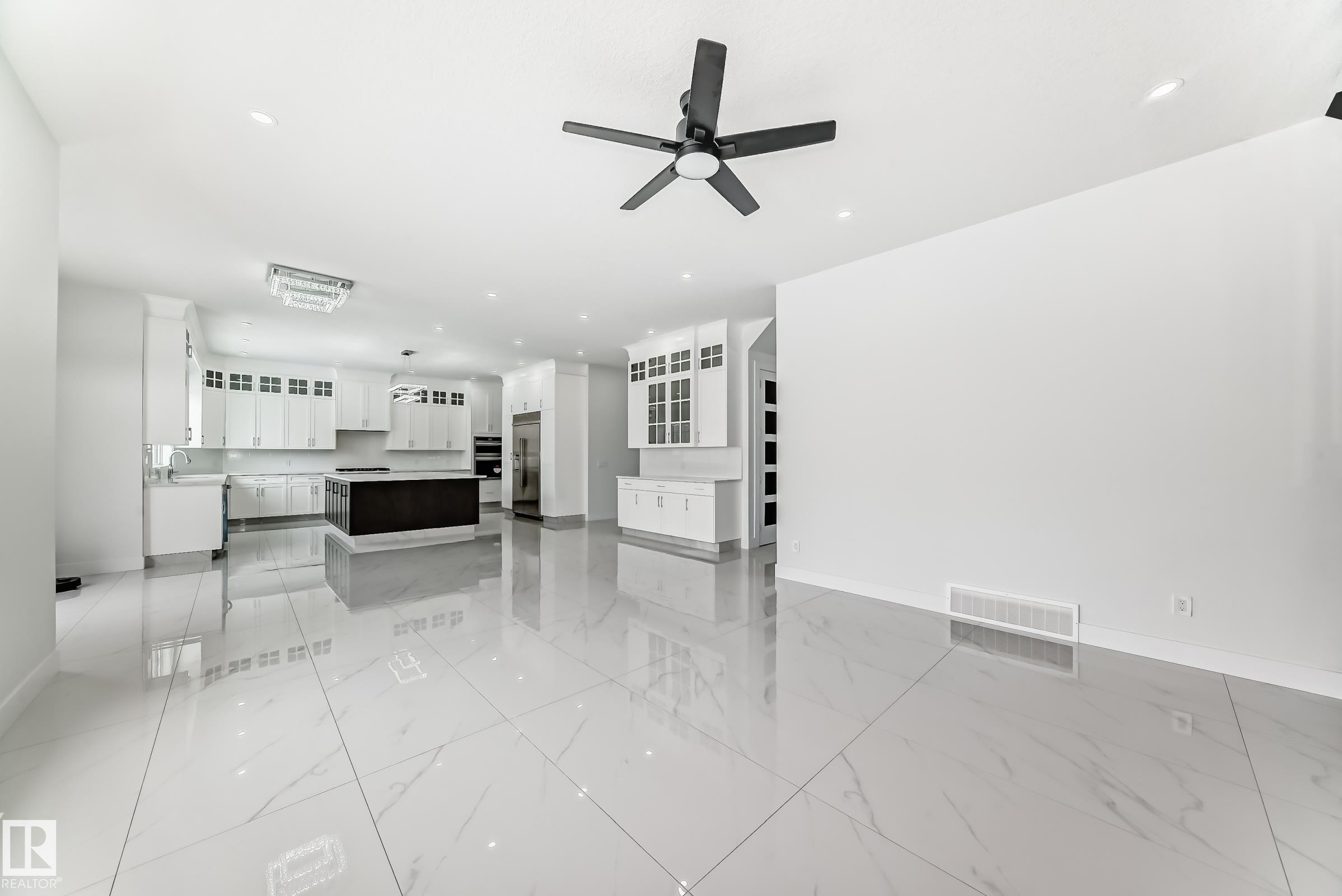 340 33 Ave Nw, Edmonton, AB - Indoor Photo Showing Other Room