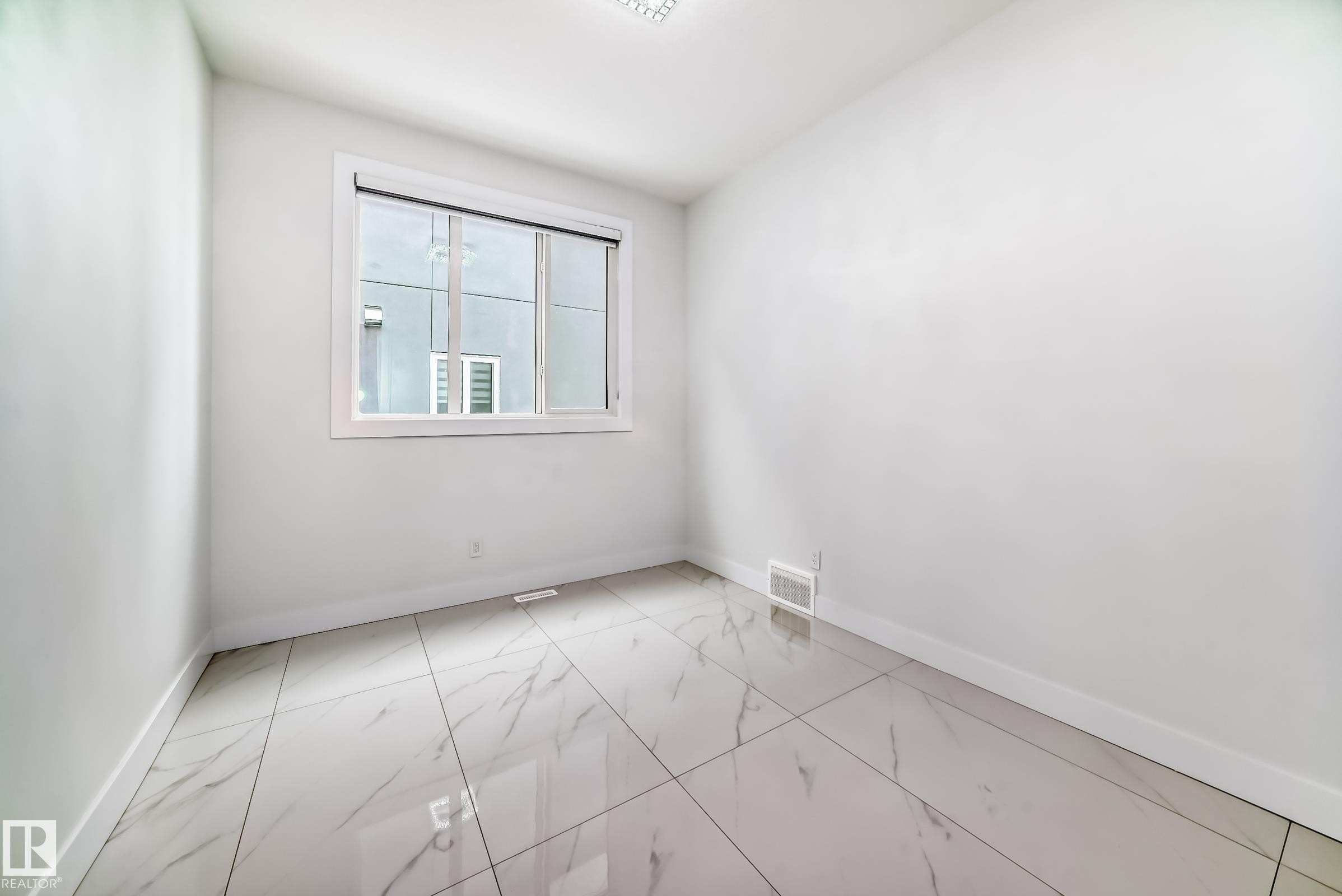 340 33 Ave Nw, Edmonton, AB - Indoor Photo Showing Other Room