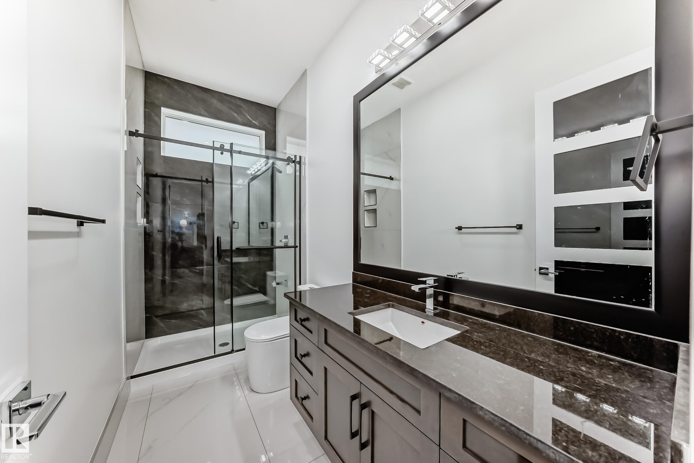 340 33 Ave Nw, Edmonton, AB - Indoor Photo Showing Bathroom