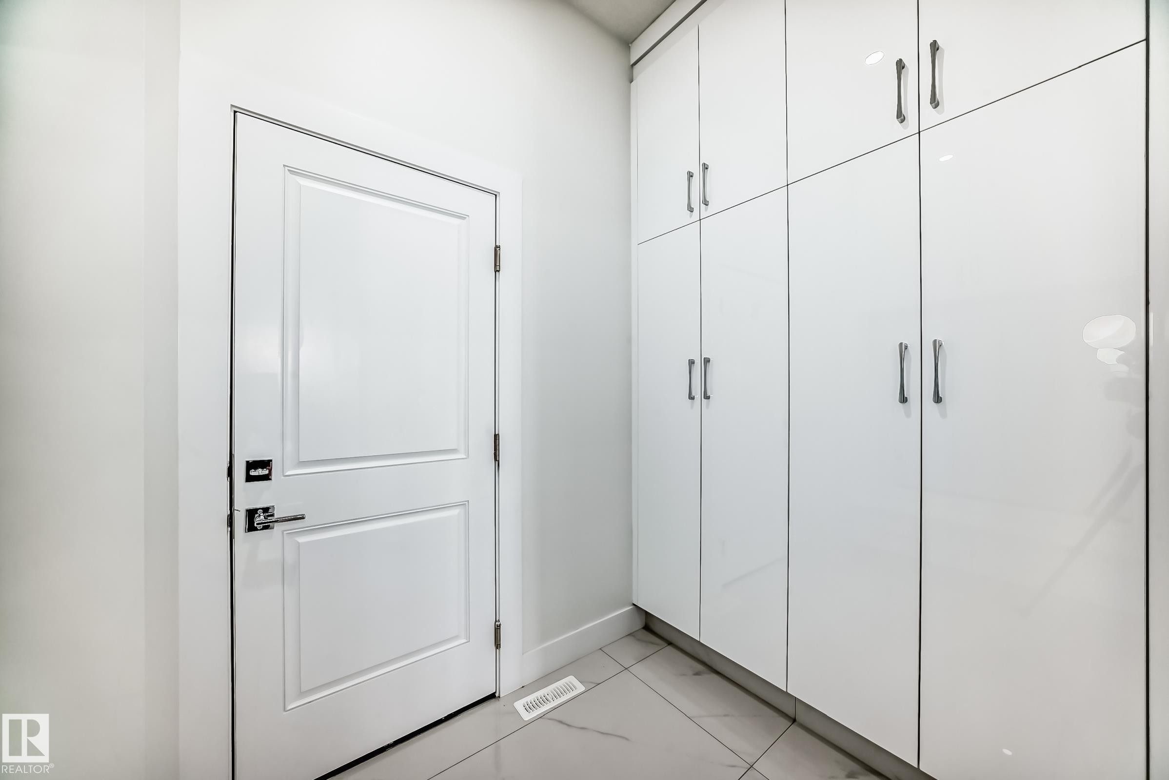 340 33 Ave Nw, Edmonton, AB - Indoor Photo Showing Other Room