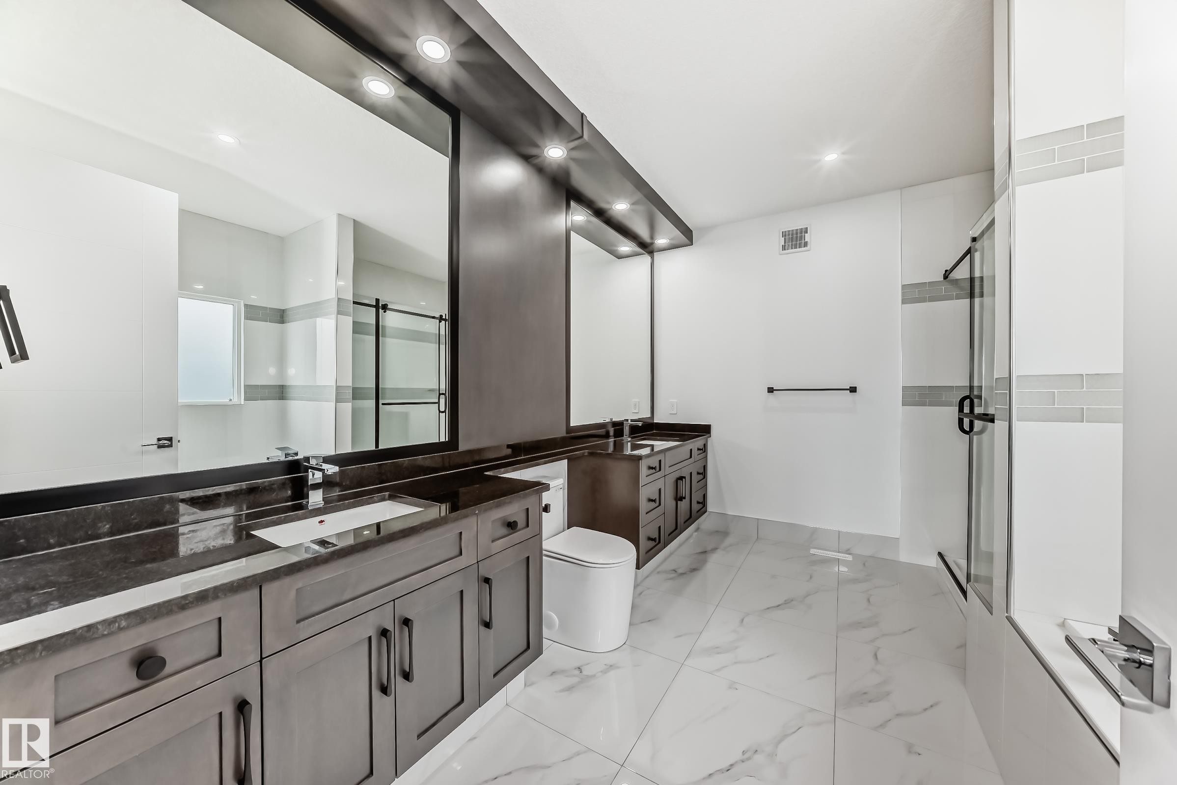 340 33 Ave Nw, Edmonton, AB - Indoor Photo Showing Bathroom