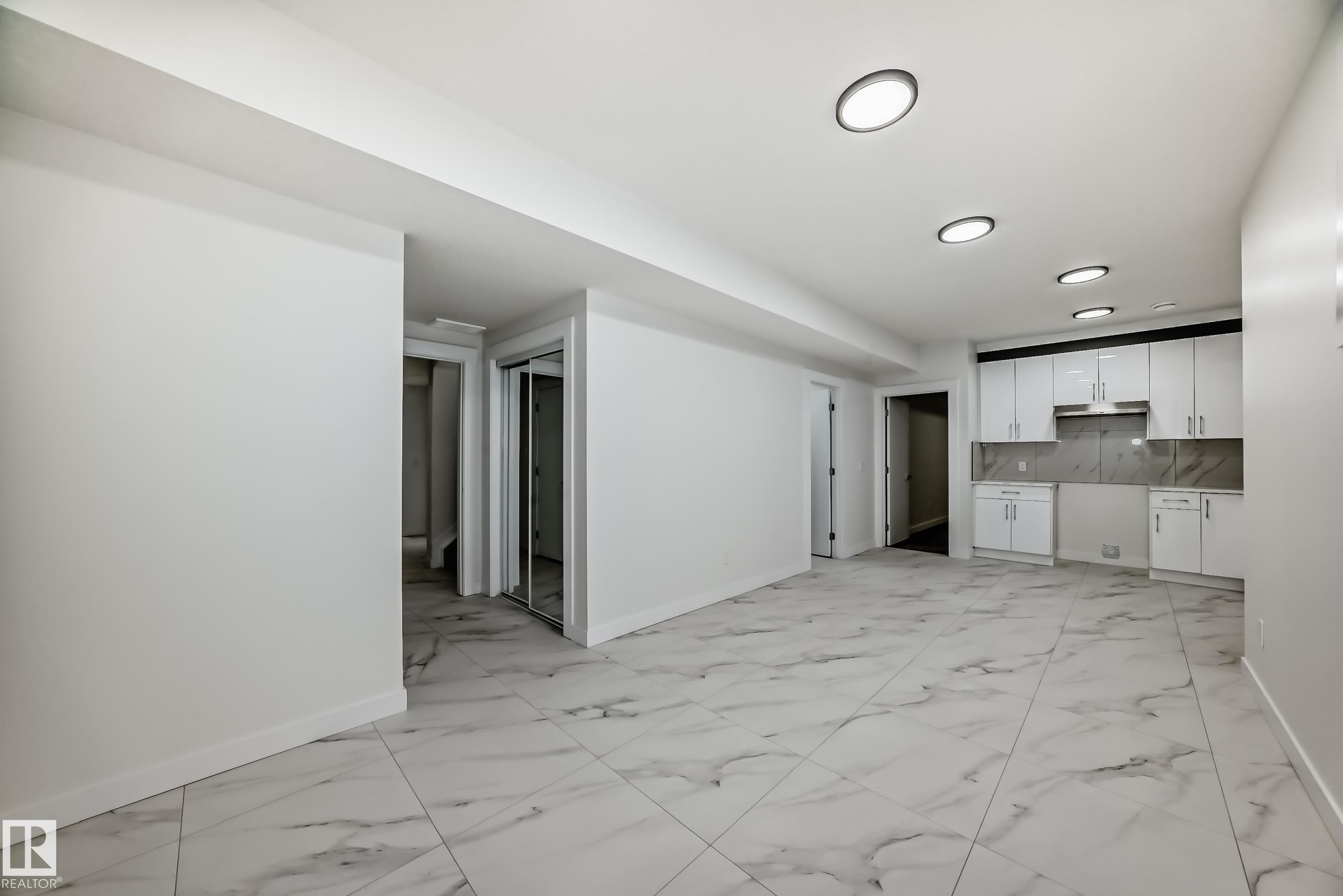 340 33 Ave Nw, Edmonton, AB - Indoor