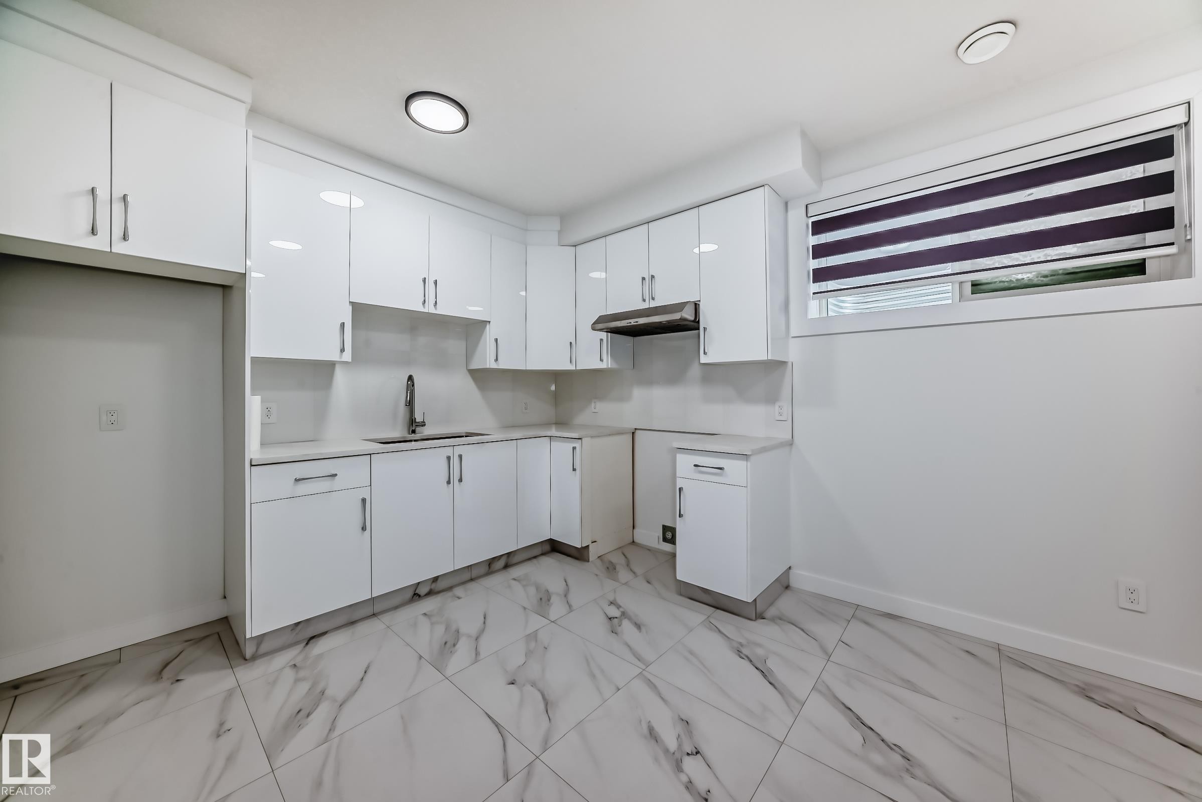 340 33 Ave Nw, Edmonton, AB - Indoor Photo Showing Kitchen