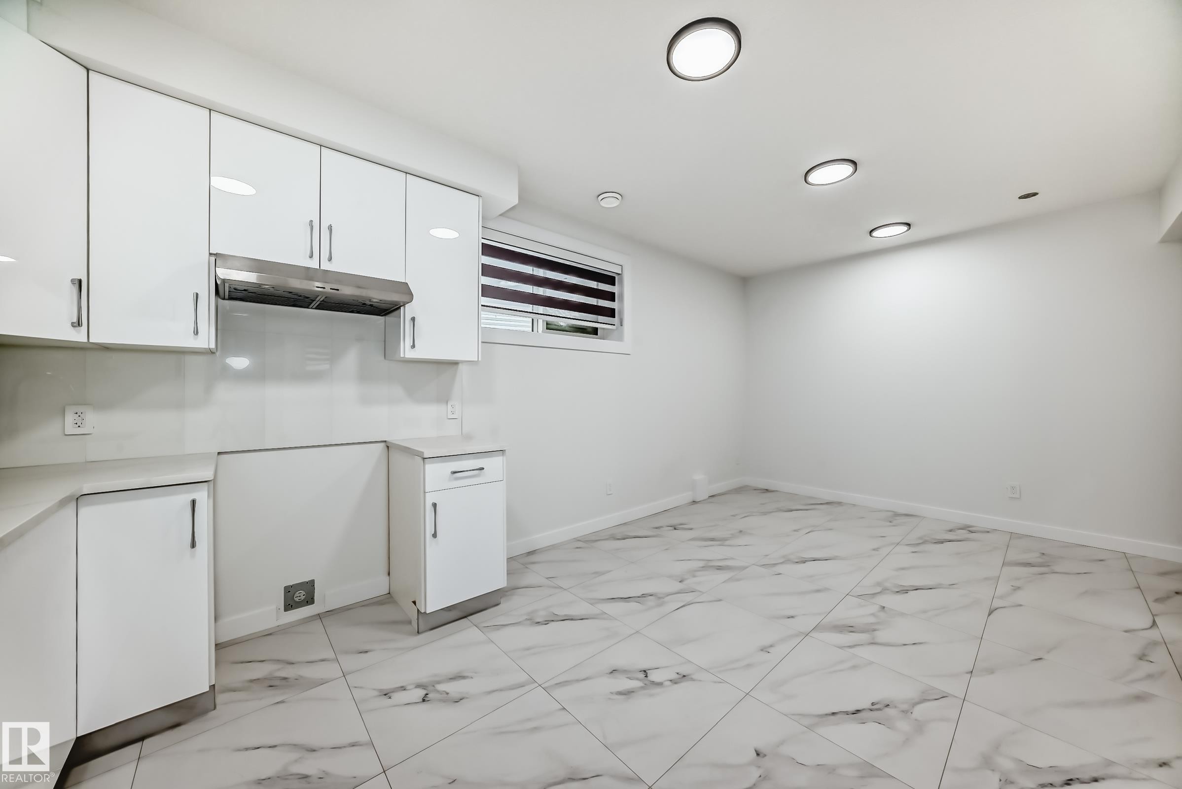 340 33 Ave Nw, Edmonton, AB - Indoor Photo Showing Kitchen