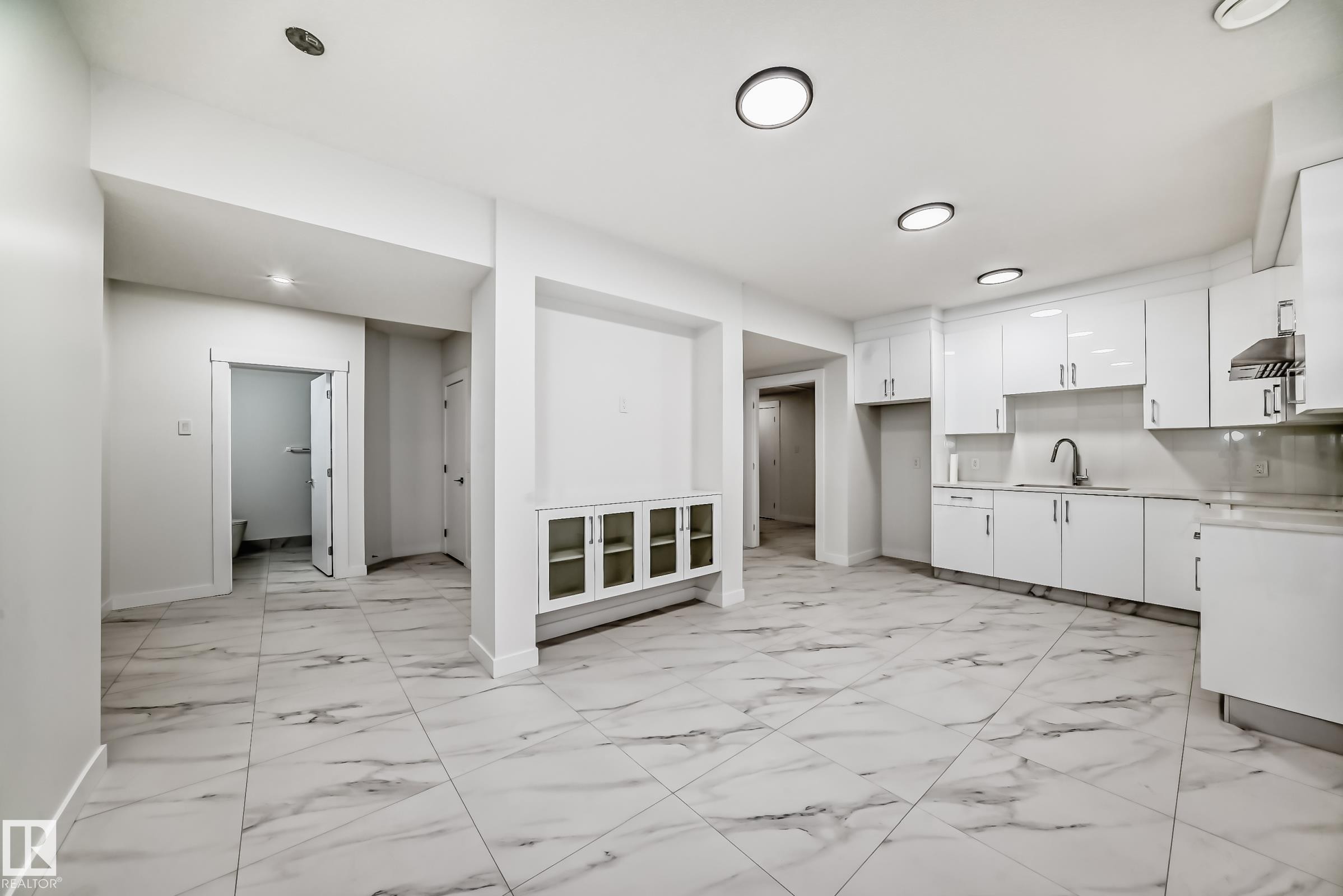 340 33 Ave Nw, Edmonton, AB - Indoor Photo Showing Kitchen