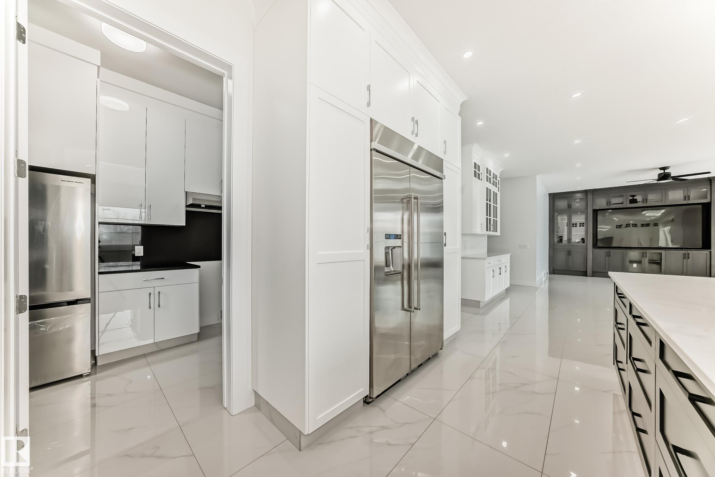 340 33 Ave Nw, Edmonton, AB - Indoor Photo Showing Kitchen