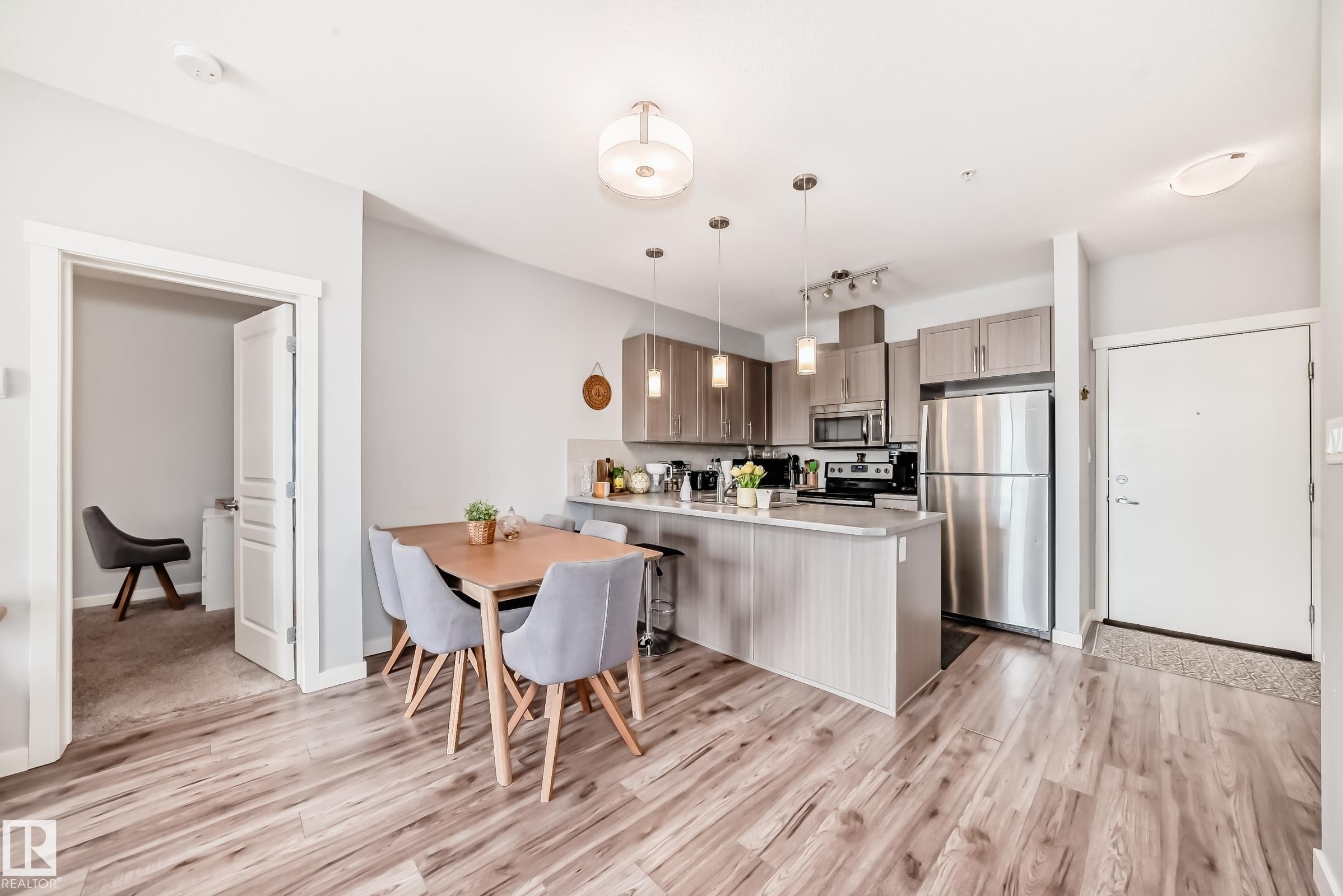 208 812 Welsh Drive, Edmonton, AB - Indoor