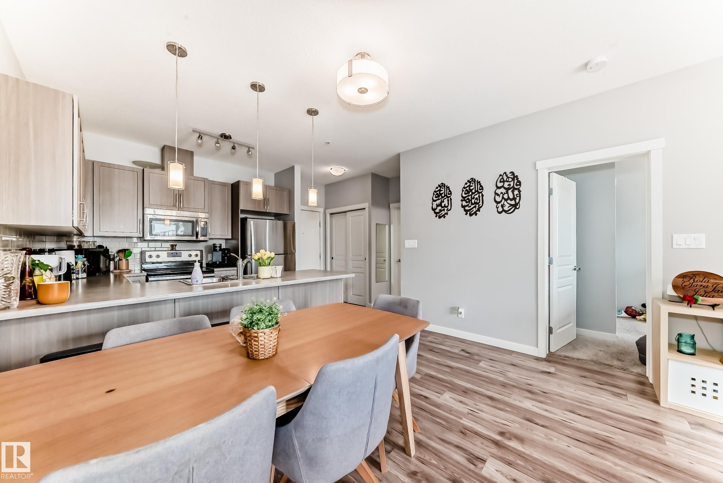 208 812 Welsh Drive, Edmonton, AB - Indoor