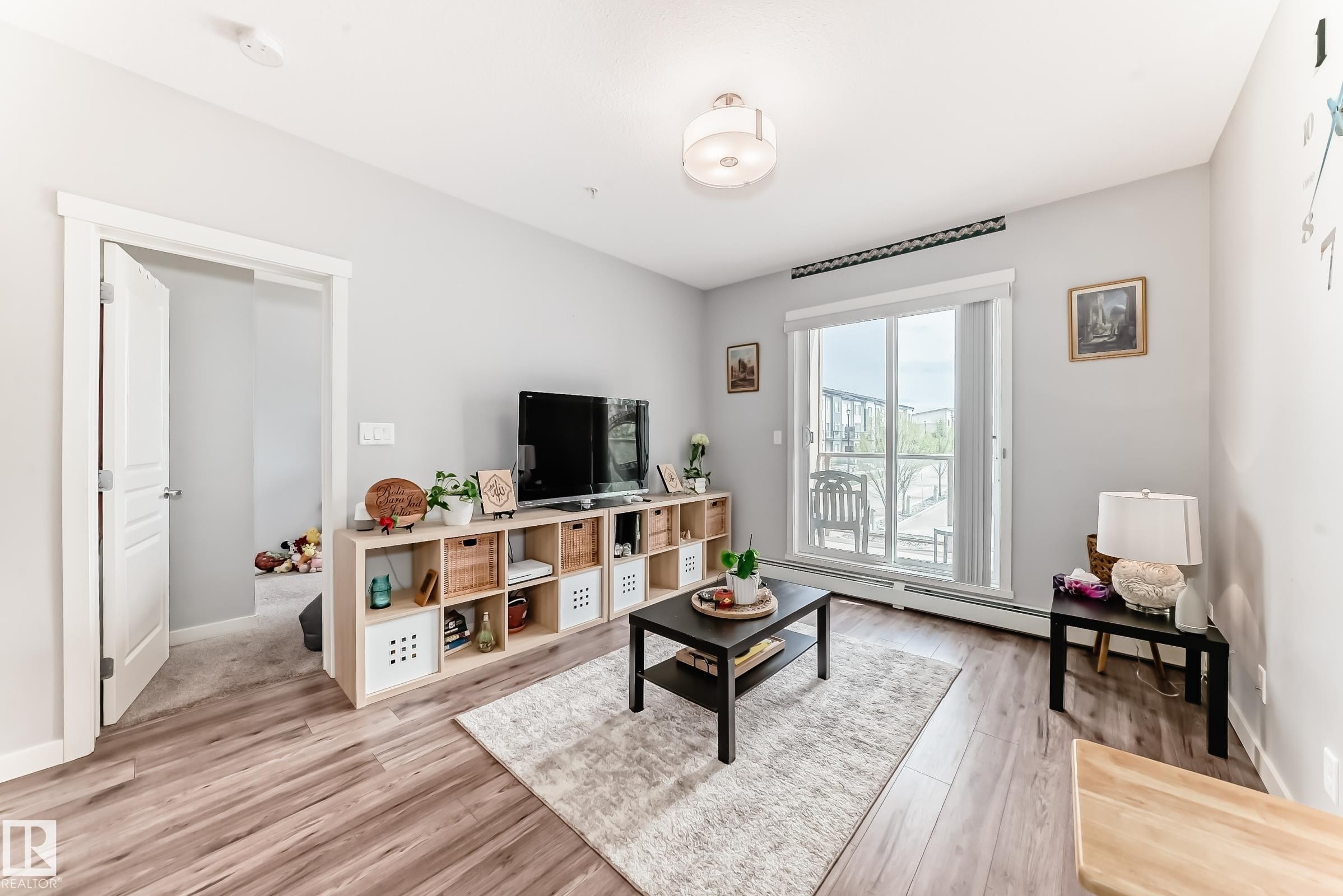 208 812 Welsh Drive, Edmonton, AB - Indoor Photo Showing Living Room