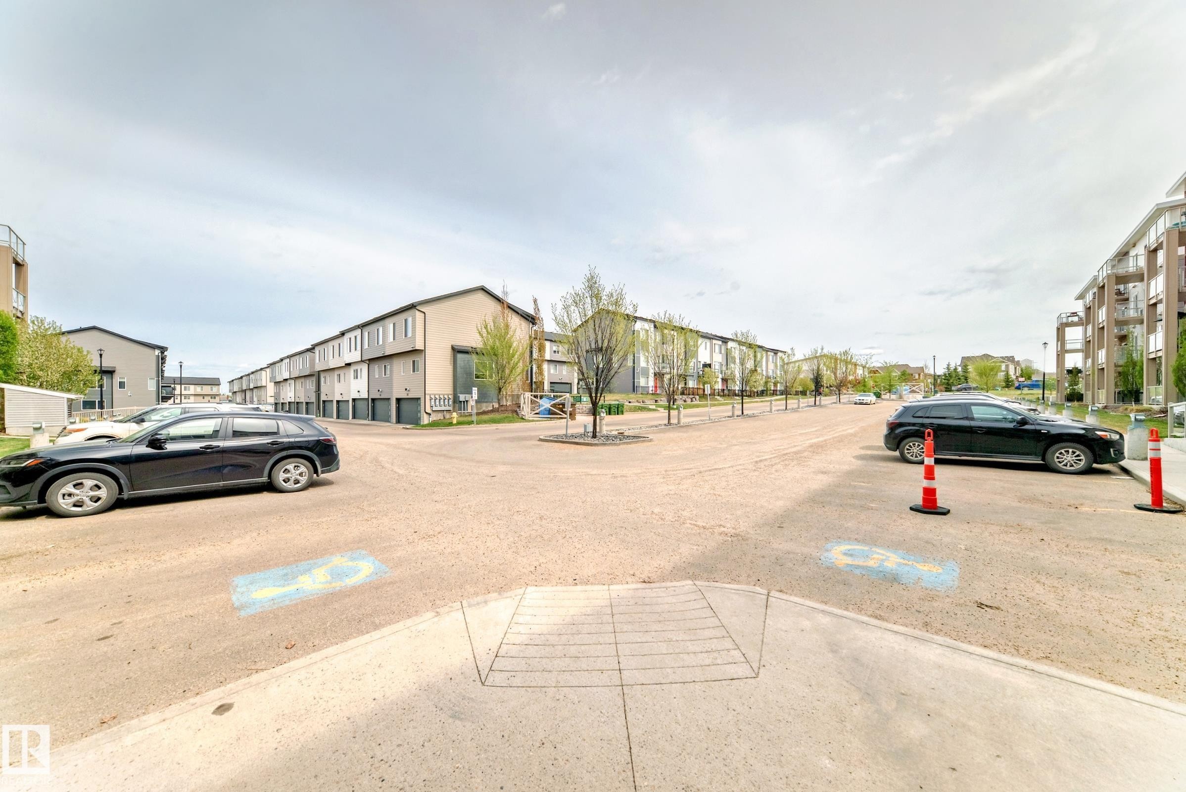 208 812 Welsh Drive, Edmonton, AB - Outdoor