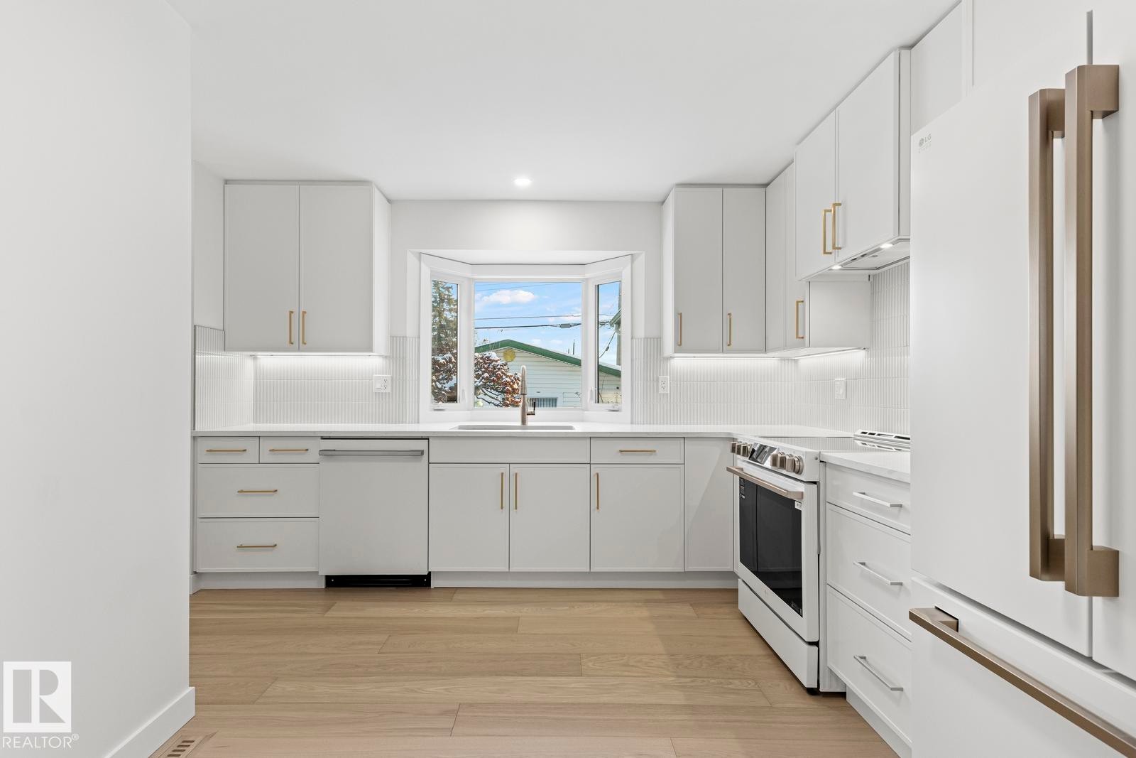 10629 79 Street, Edmonton, AB - Indoor Photo Showing Kitchen With Upgraded Kitchen