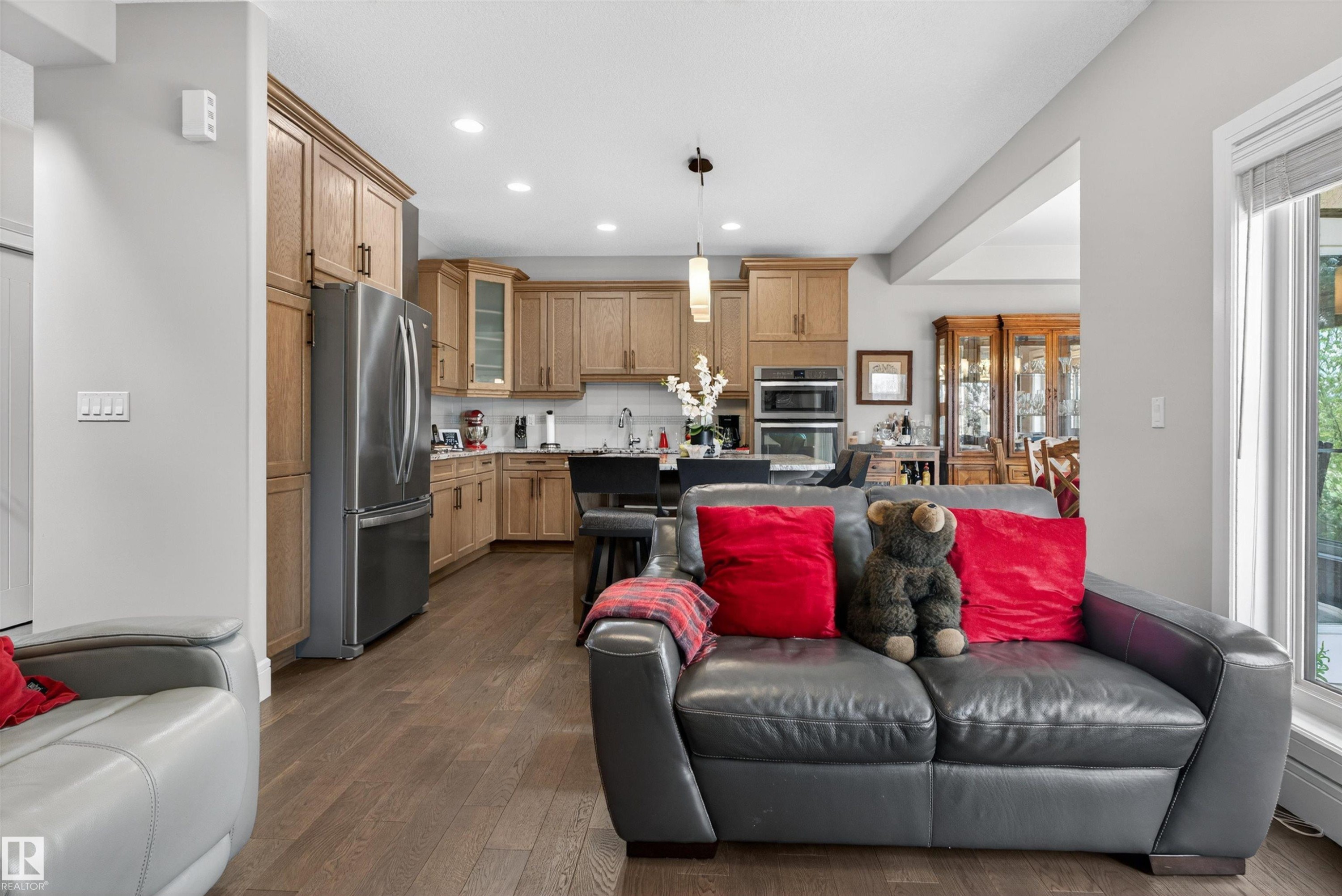 1 1030 Connelly Way, Edmonton, AB - Indoor Photo Showing Living Room