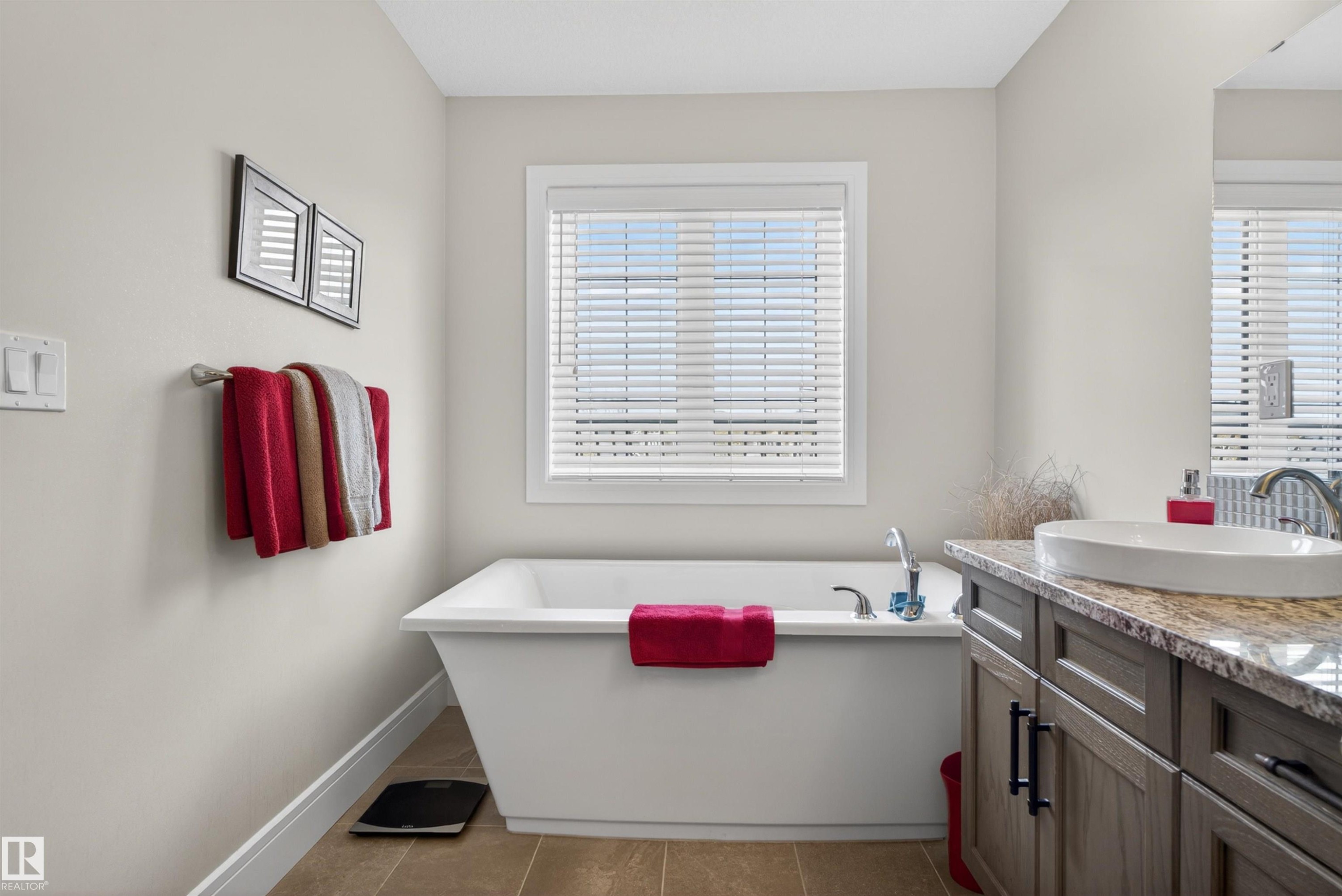 1 1030 Connelly Way, Edmonton, AB - Indoor Photo Showing Bathroom