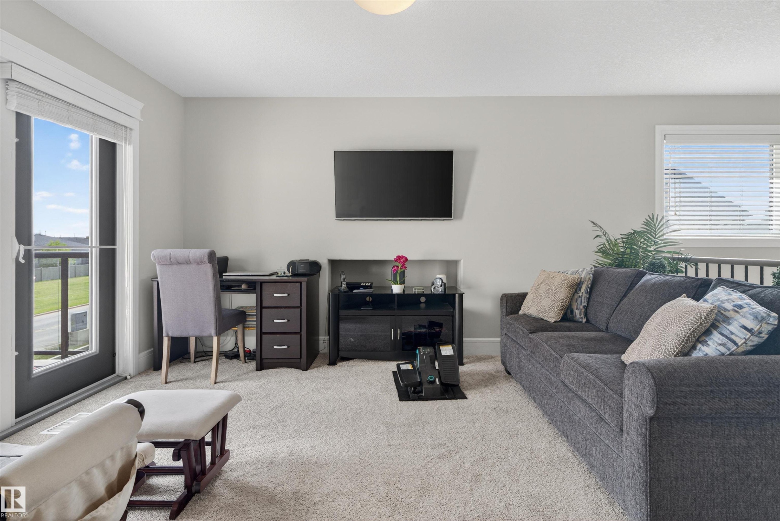 1 1030 Connelly Way, Edmonton, AB - Indoor Photo Showing Living Room