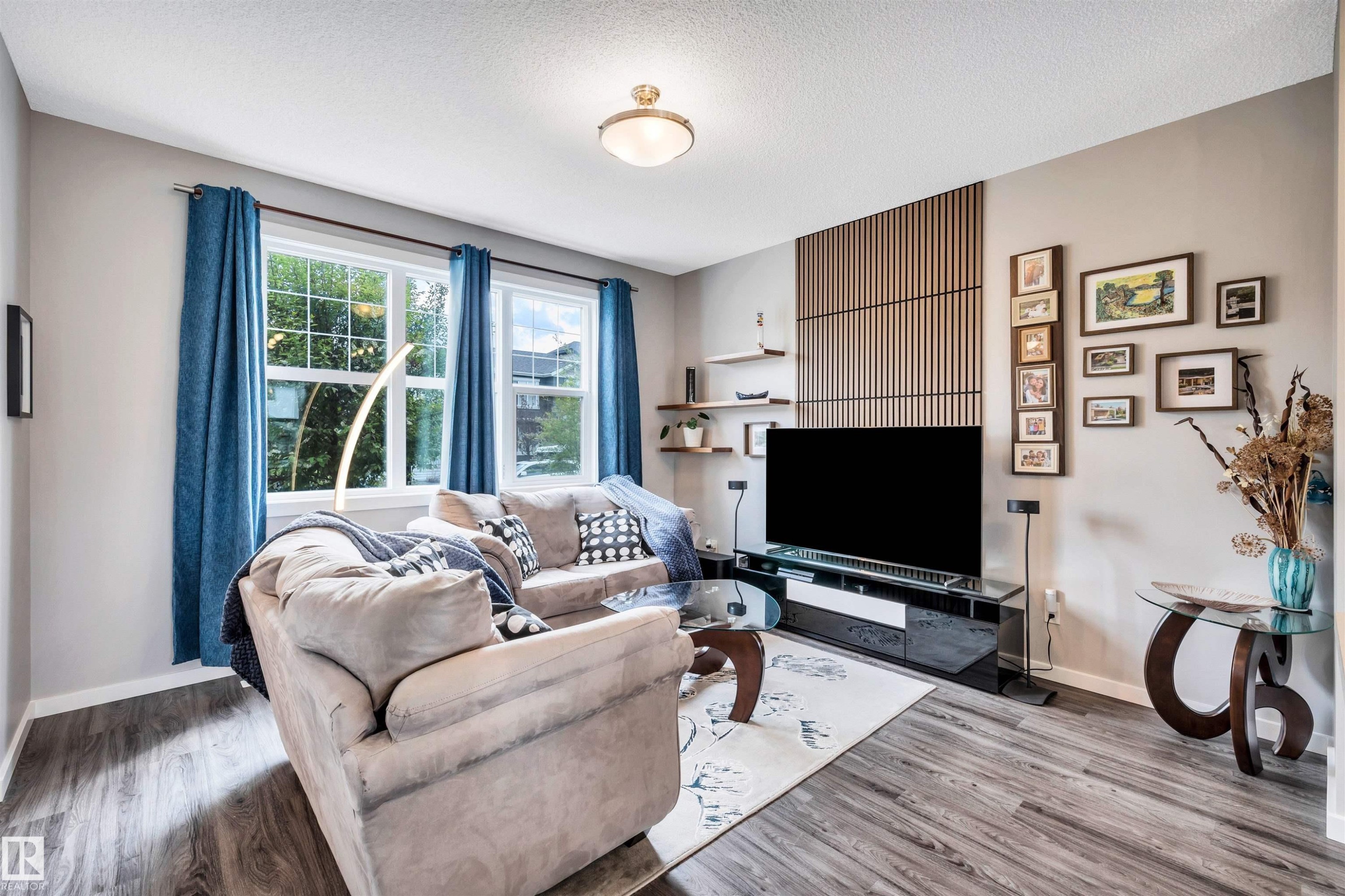 2565 Coughlan Road, Edmonton, AB - Indoor Photo Showing Living Room