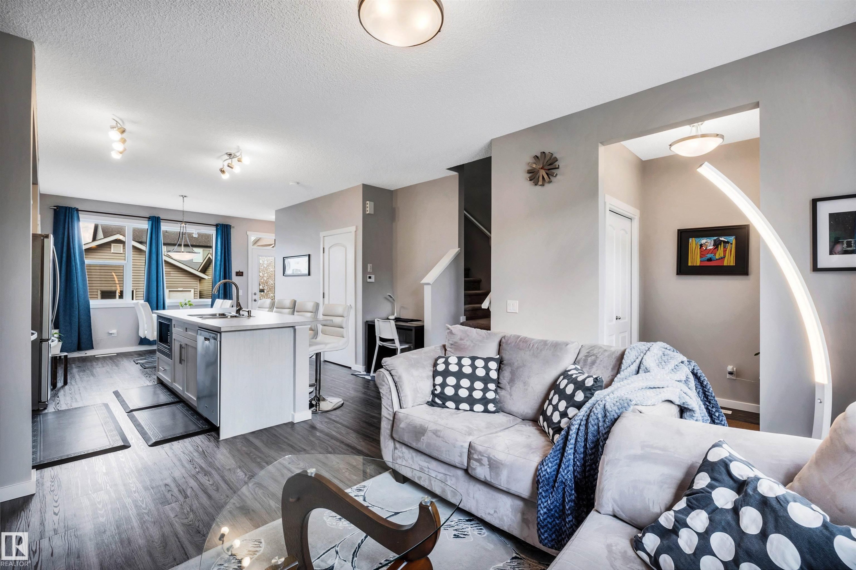 2565 Coughlan Road, Edmonton, AB - Indoor Photo Showing Living Room