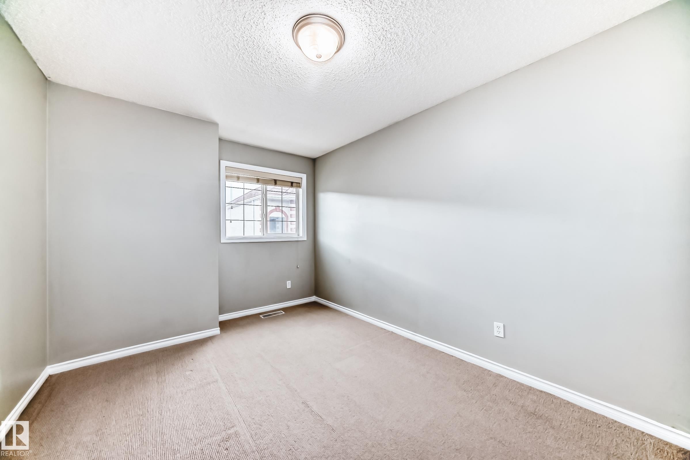 Carpeted room with light gray walls and white trim - 105 13825 155 Avenue, Edmonton, AB - Indoor Photo Showing Other Room