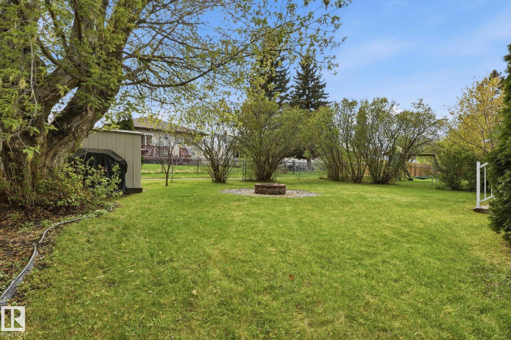 Expansive green lawn with mature trees and established shrubbery - 4 Langley Dr, Fort Saskatchewan, AB - Outdoor