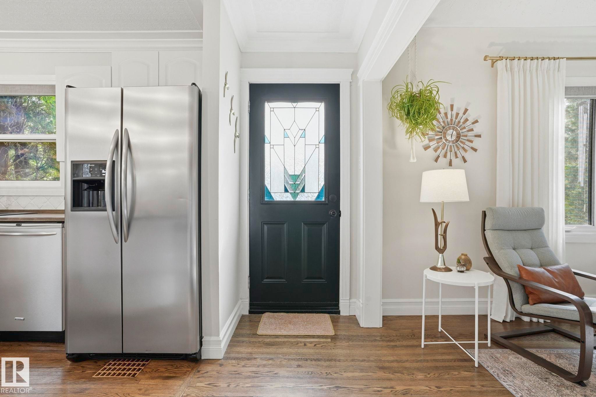 Entryway with a black door featuring decorative glass paneling - 4 Langley Dr, Fort Saskatchewan, AB - Indoor