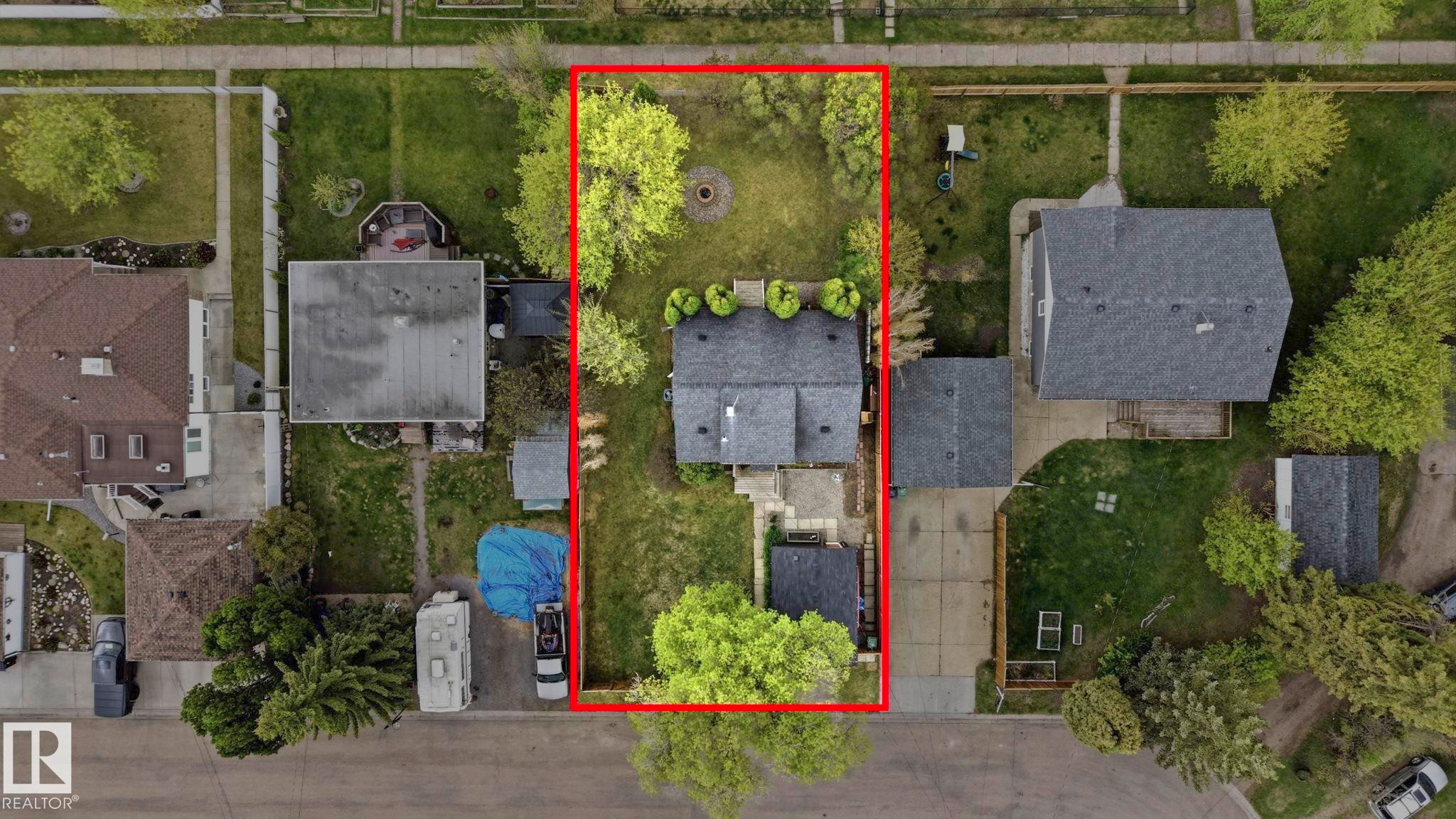 Aerial perspective showcasing a property with a distinct perimeter boundary - 4 Langley Dr, Fort Saskatchewan, AB - Outdoor