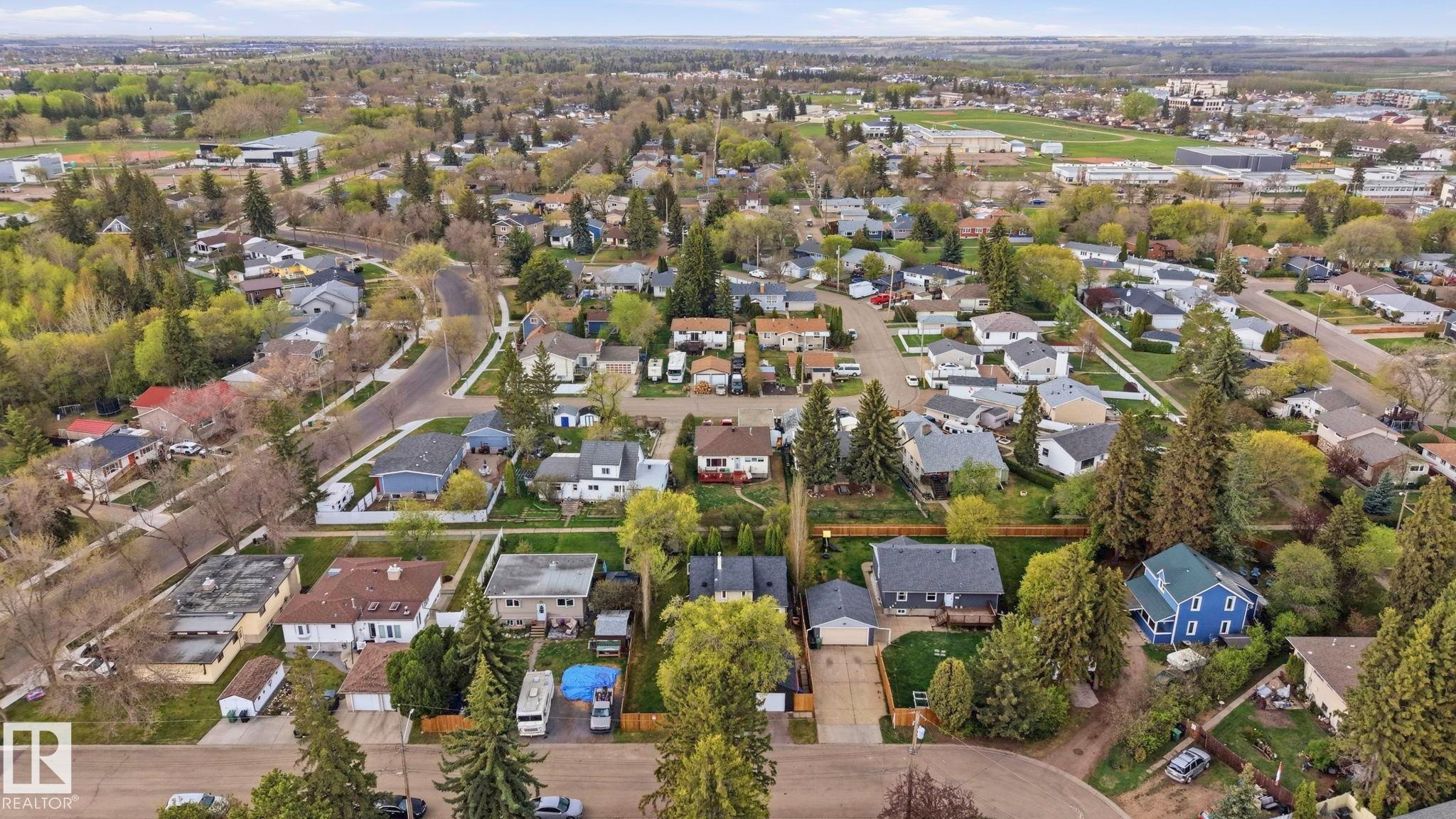 Aerial perspective showcasing a residential neighborhood with numerous single-story and two-story homes - 4 Langley Dr, Fort Saskatchewan, AB - Outdoor With View